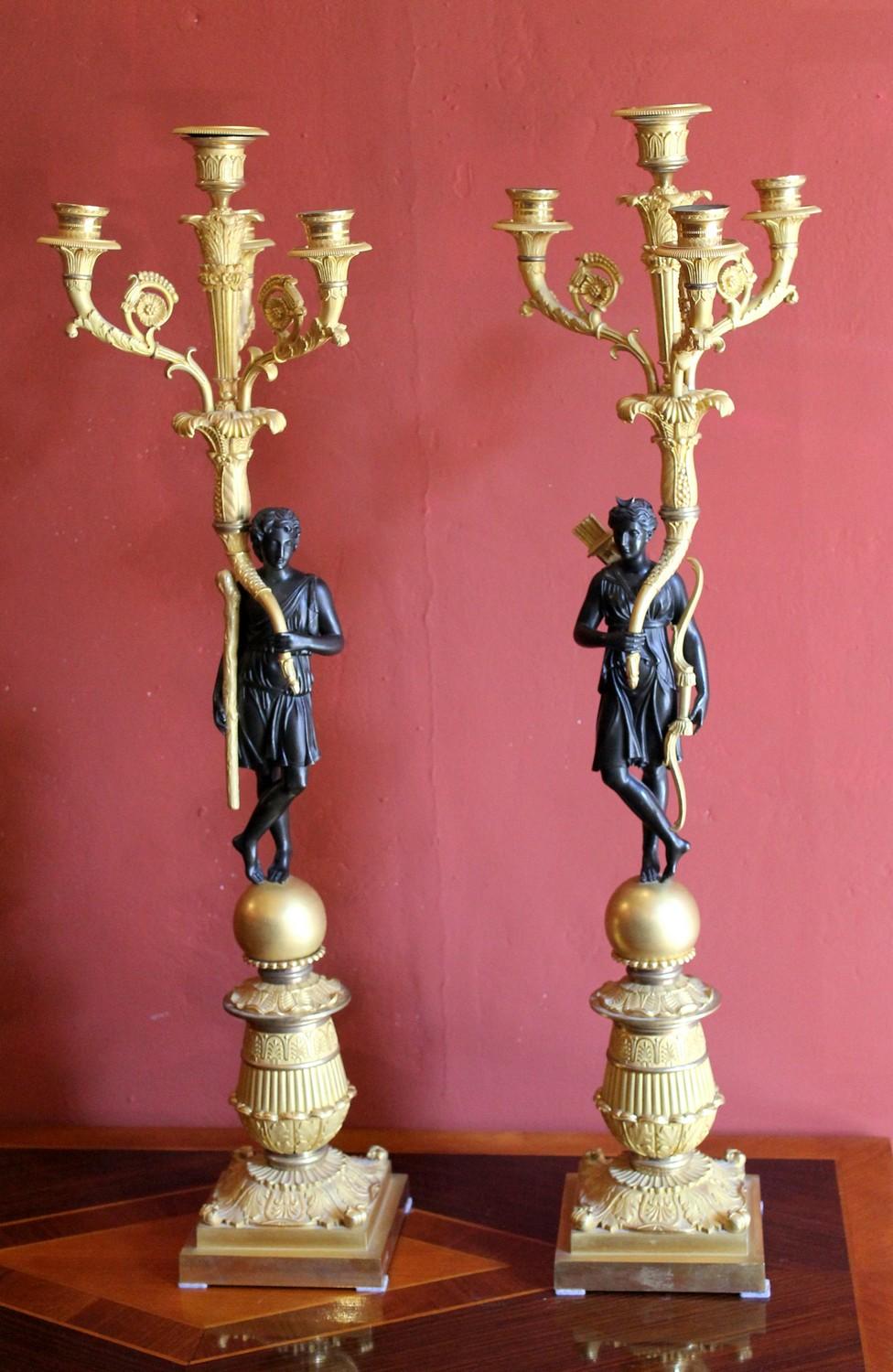 Ein prächtiges und sehr wichtiges Paar französischer vergoldeter und brünierter Bronze aus dem frühen 19. Jahrhundert mit vier Lichtern. Jeder Kandelaber hat die Form eines ormolierten Füllhorns aus verschlungenen Zweigen:: die mit sehr feinen::