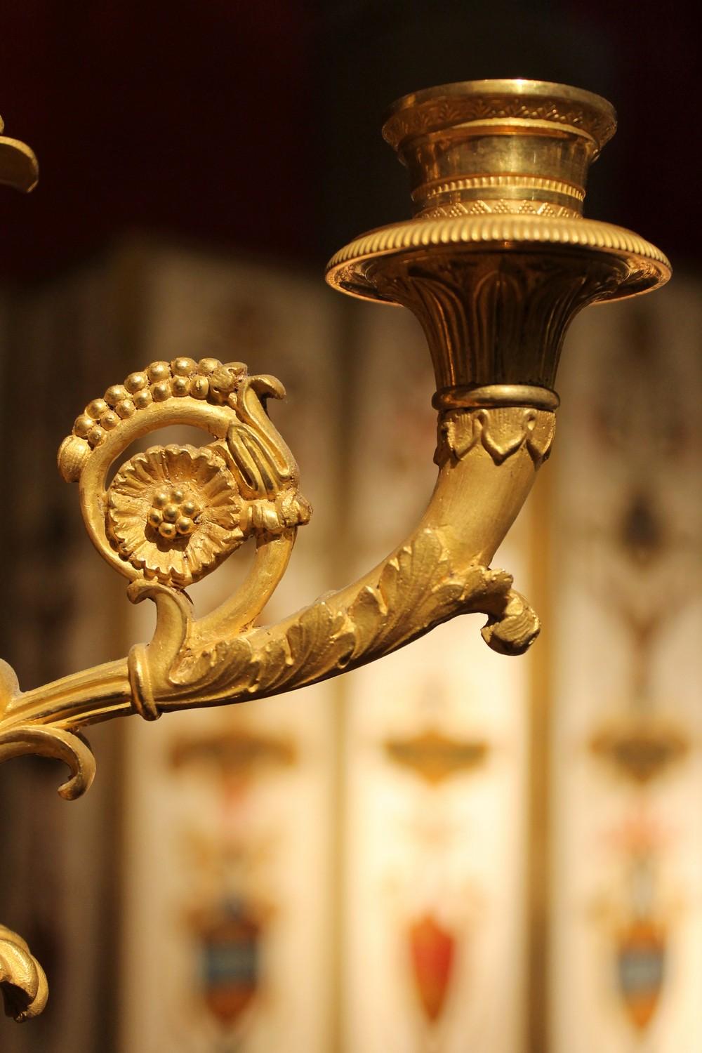 Französischer Empire-Kronleuchter aus vergoldeter und brünierter Bronze mit vier Lichtern im Zustand „Gut“ in Firenze, IT