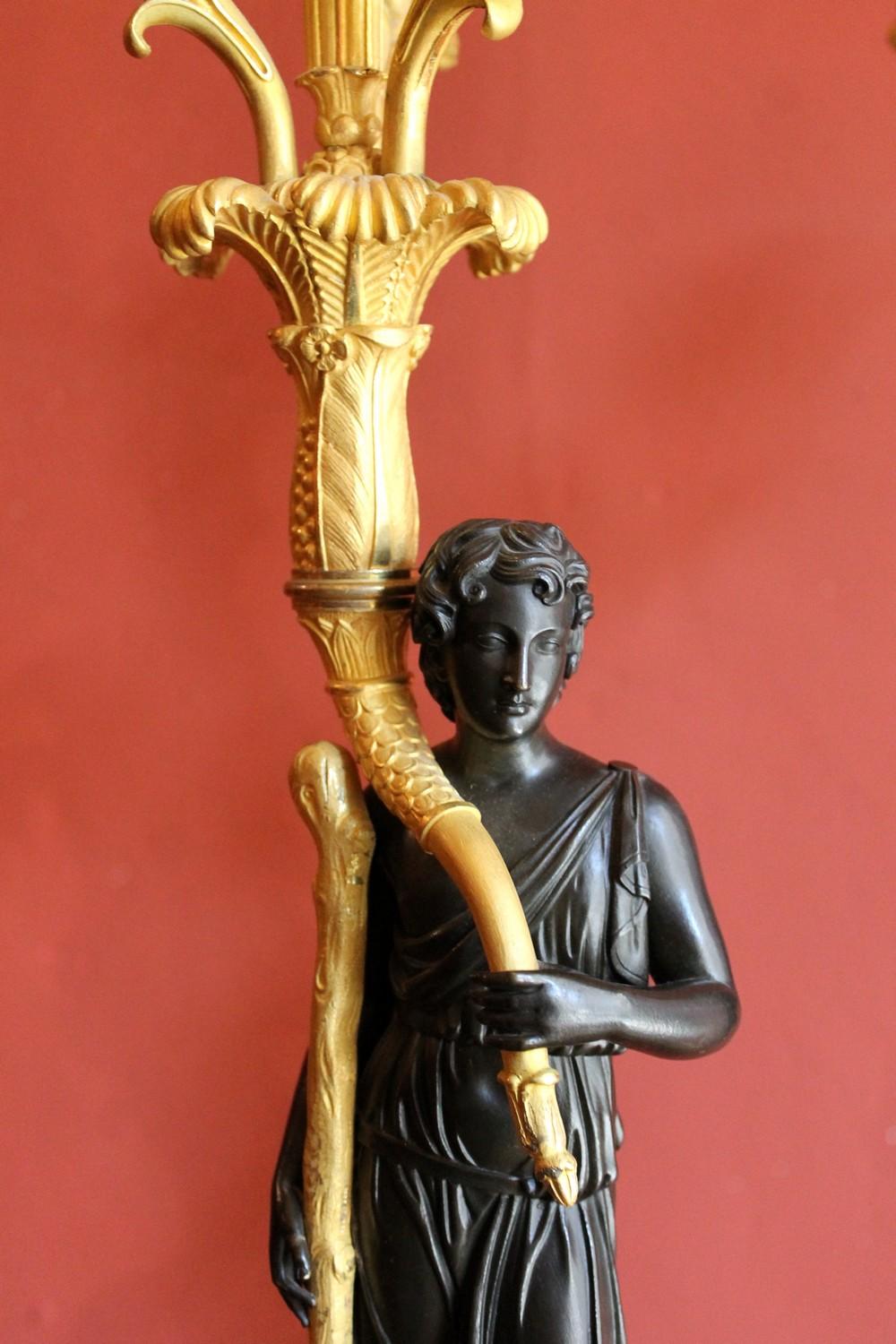 Französischer Empire-Kronleuchter aus vergoldeter und brünierter Bronze mit vier Lichtern 4