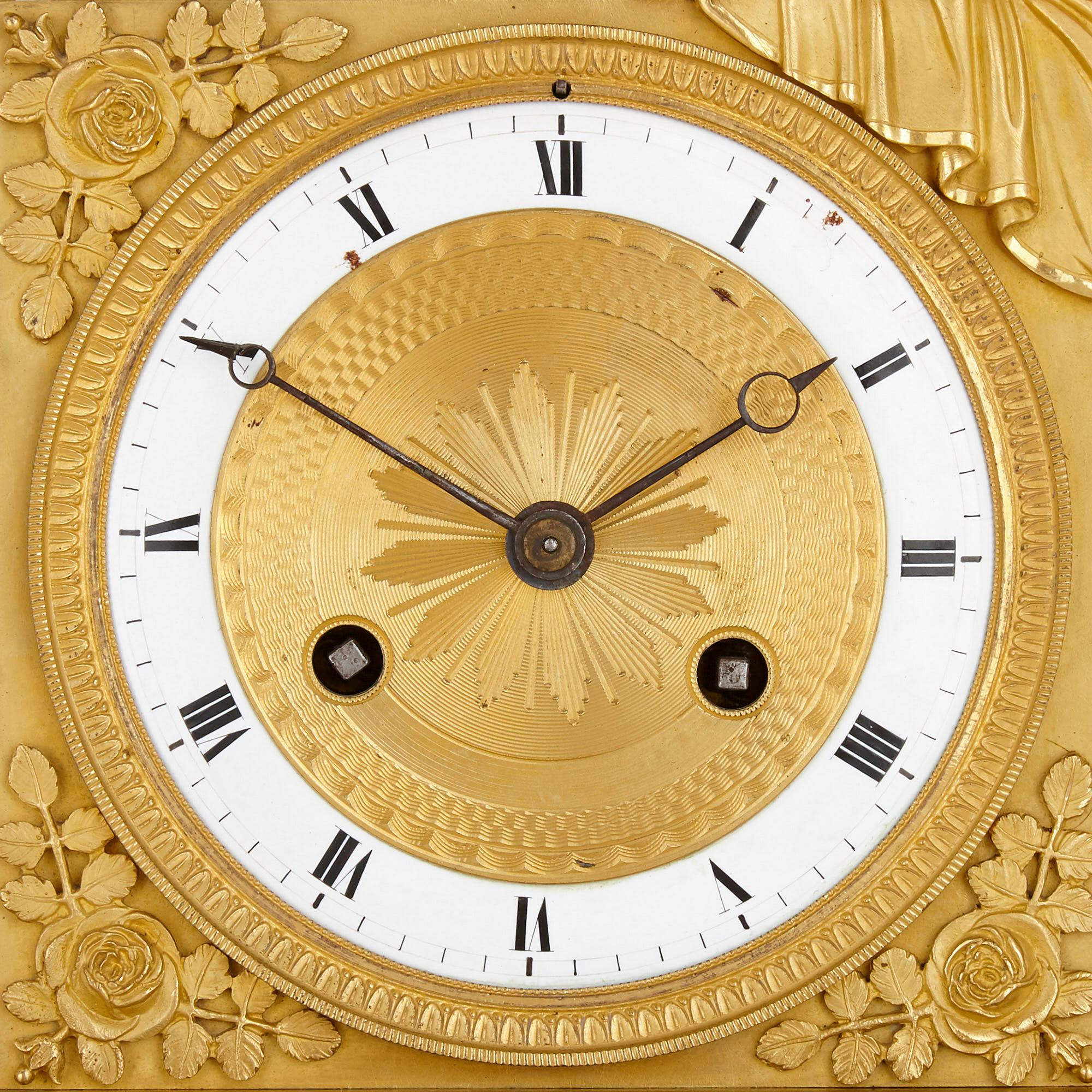 Französisch Empire Periode vergoldete Bronze Mantel Uhr (Vergoldet) im Angebot