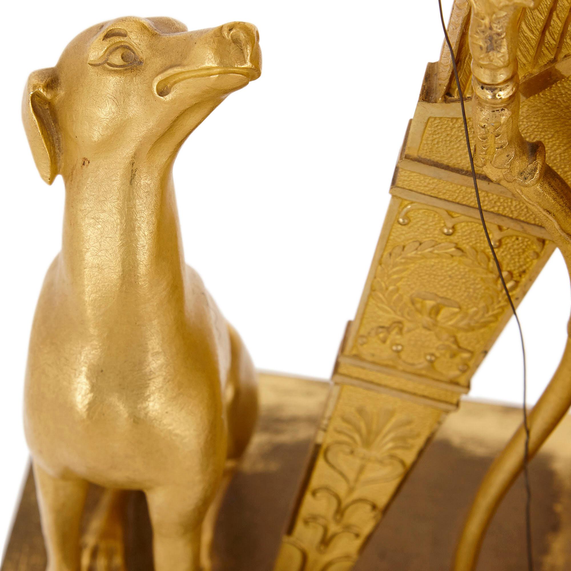 Bronze doré Horloge de cheminée en bronze doré d'époque Empire en vente
