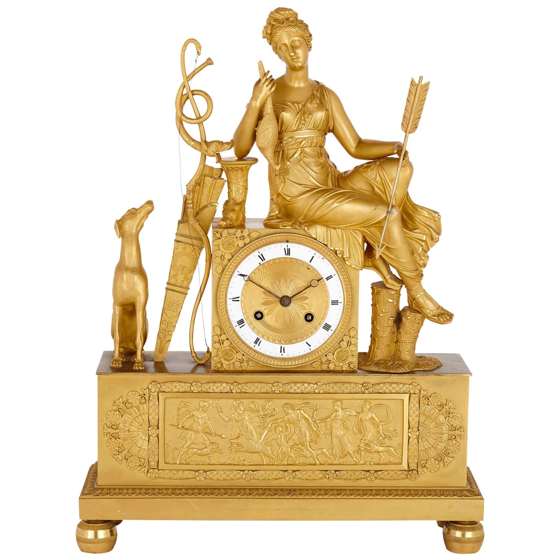 Horloge de cheminée en bronze doré d'époque Empire en vente
