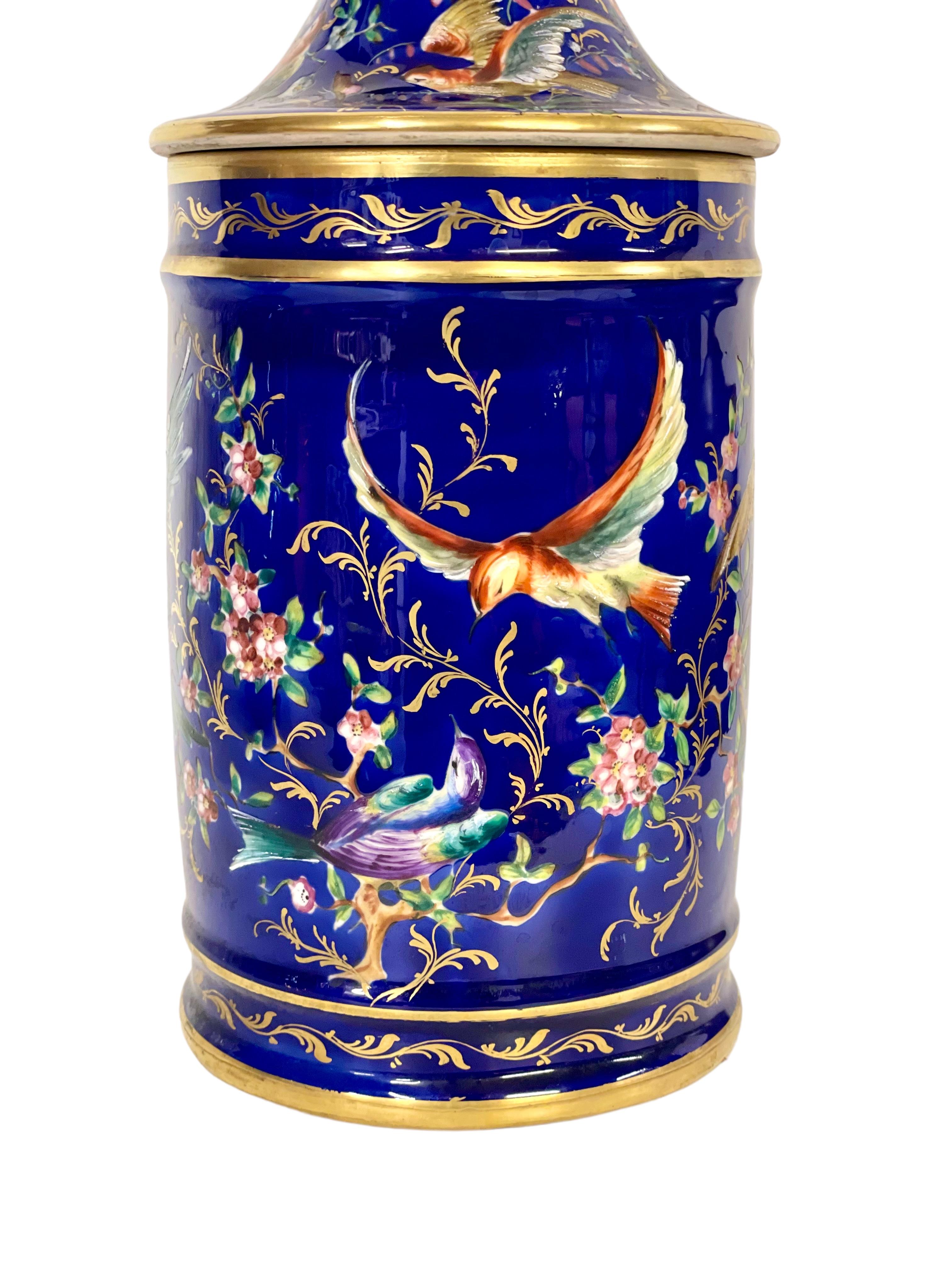 Français Grand pot d'apothicaire à couvercle en porcelaine des années 1810, période du 1er Empire en vente