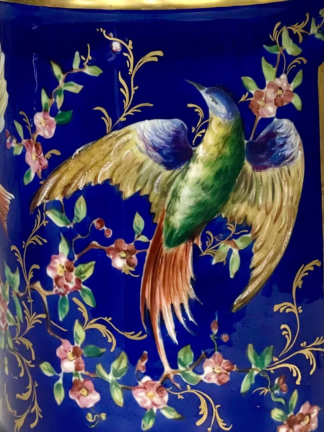 XIXe siècle Grand pot d'apothicaire à couvercle en porcelaine d'époque Empire en vente