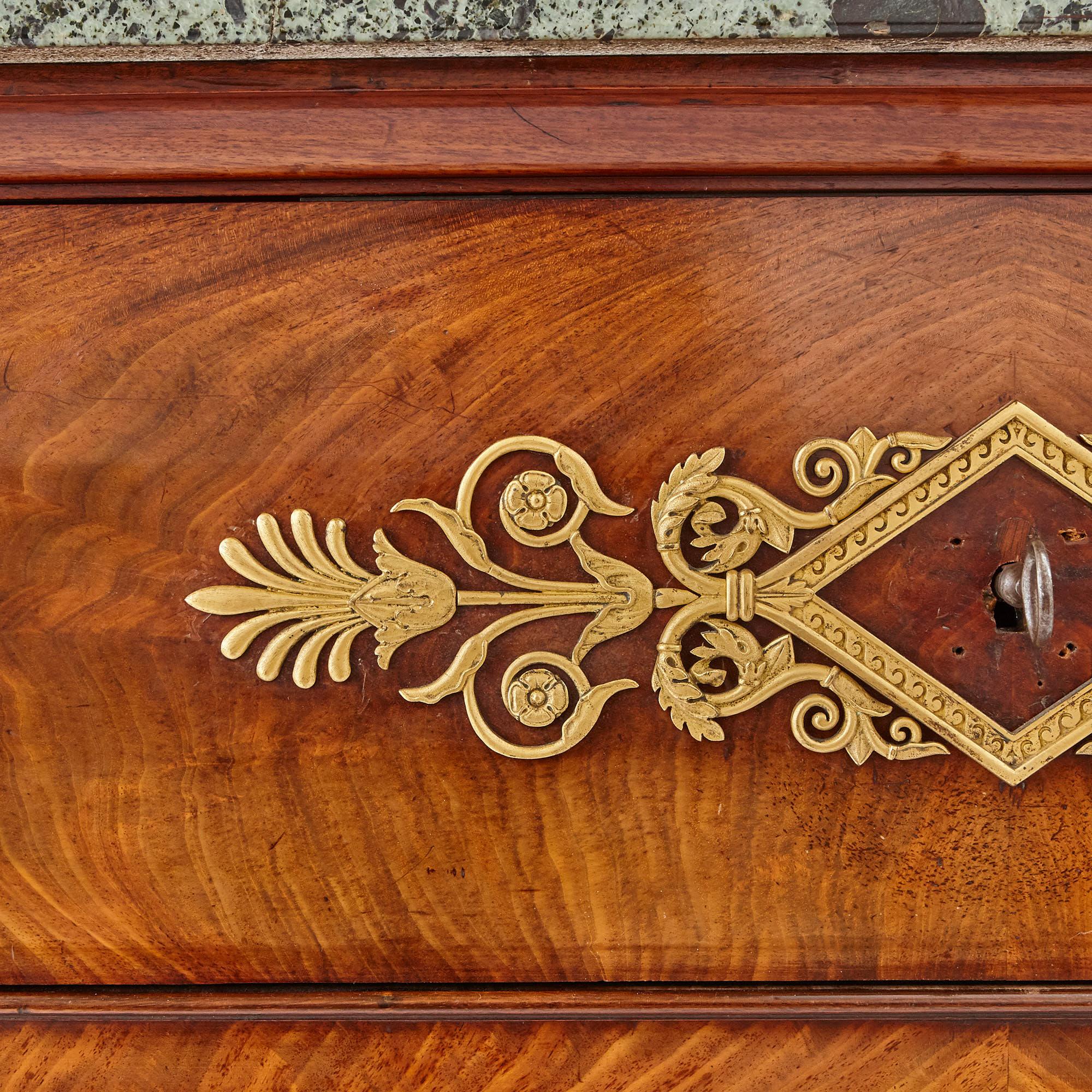 Cabinet d'époque Empire français en acajou, marbre et bronze doré en vente 2