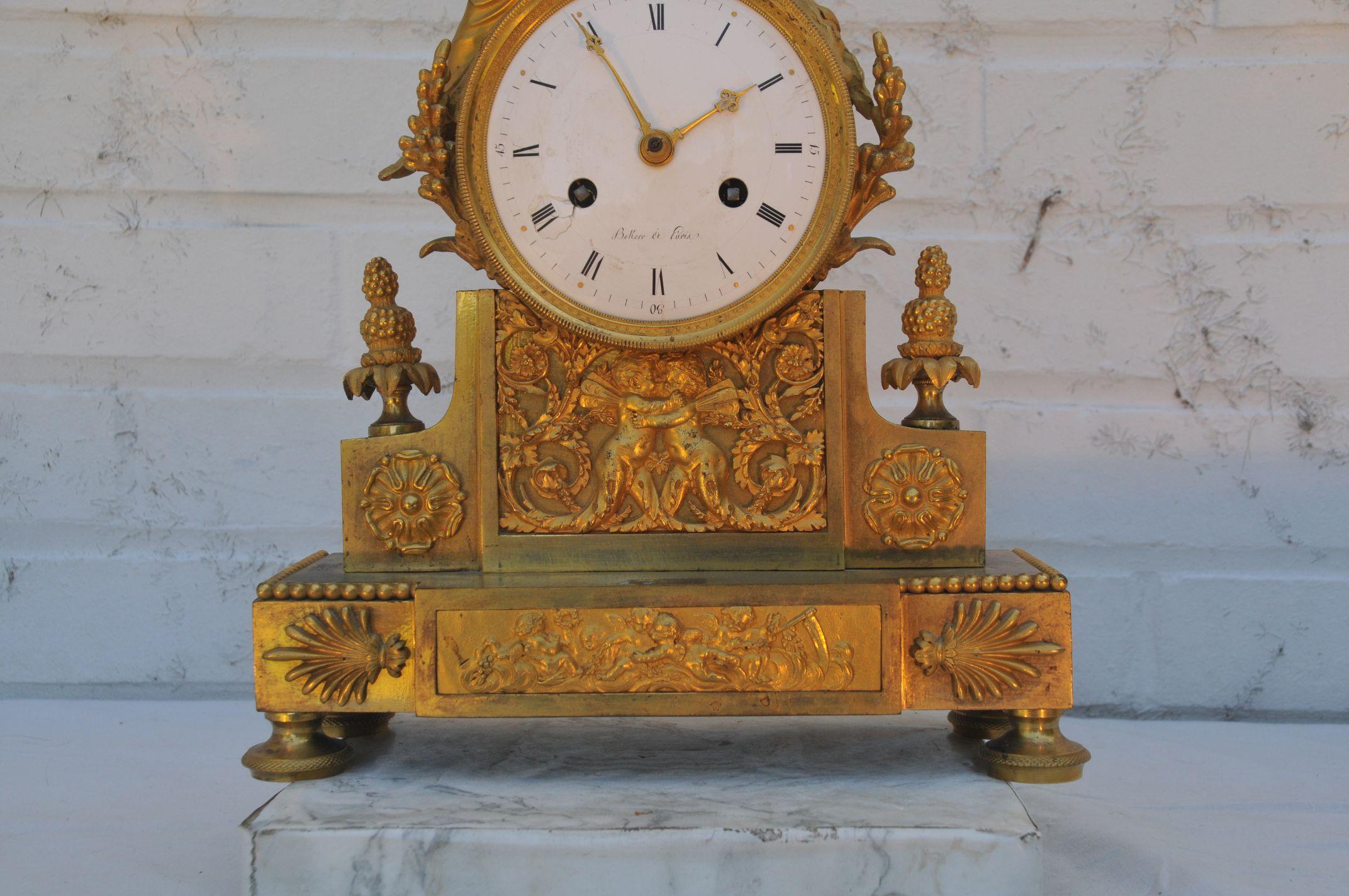 French Empire Period Ormolu Mantel Clock, Signed Bekeer à Paris, circa 1804 In Good Condition For Sale In Brussels, BE