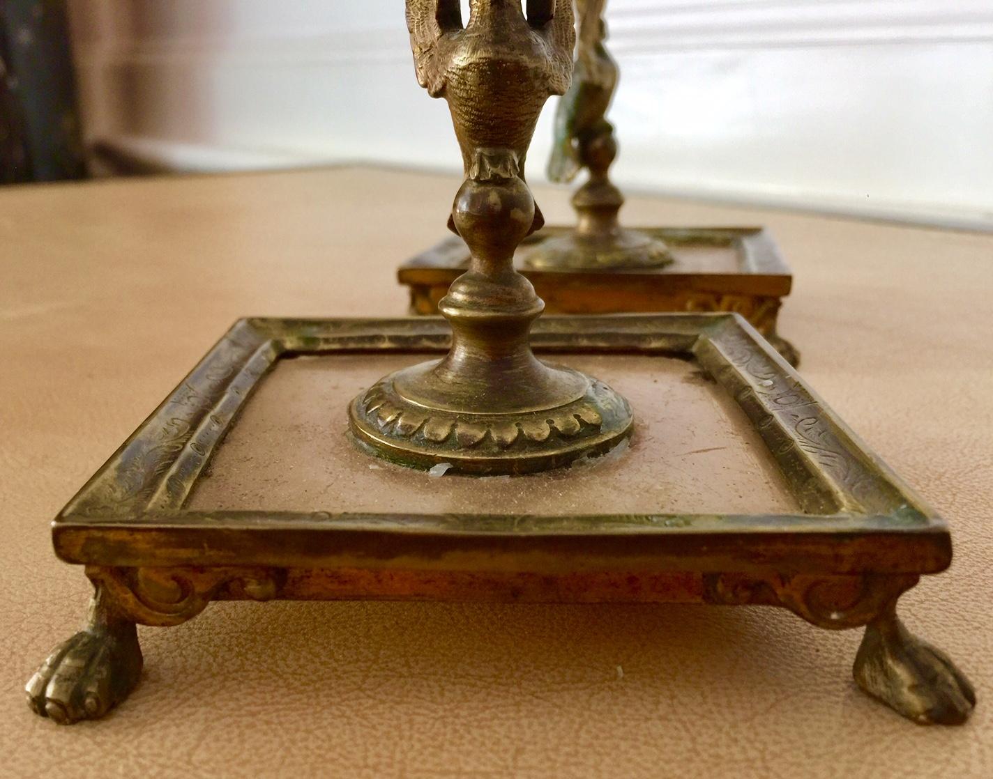 Paire de bougeoirs en bronze d'époque Empire français, néoclassique en vente 4
