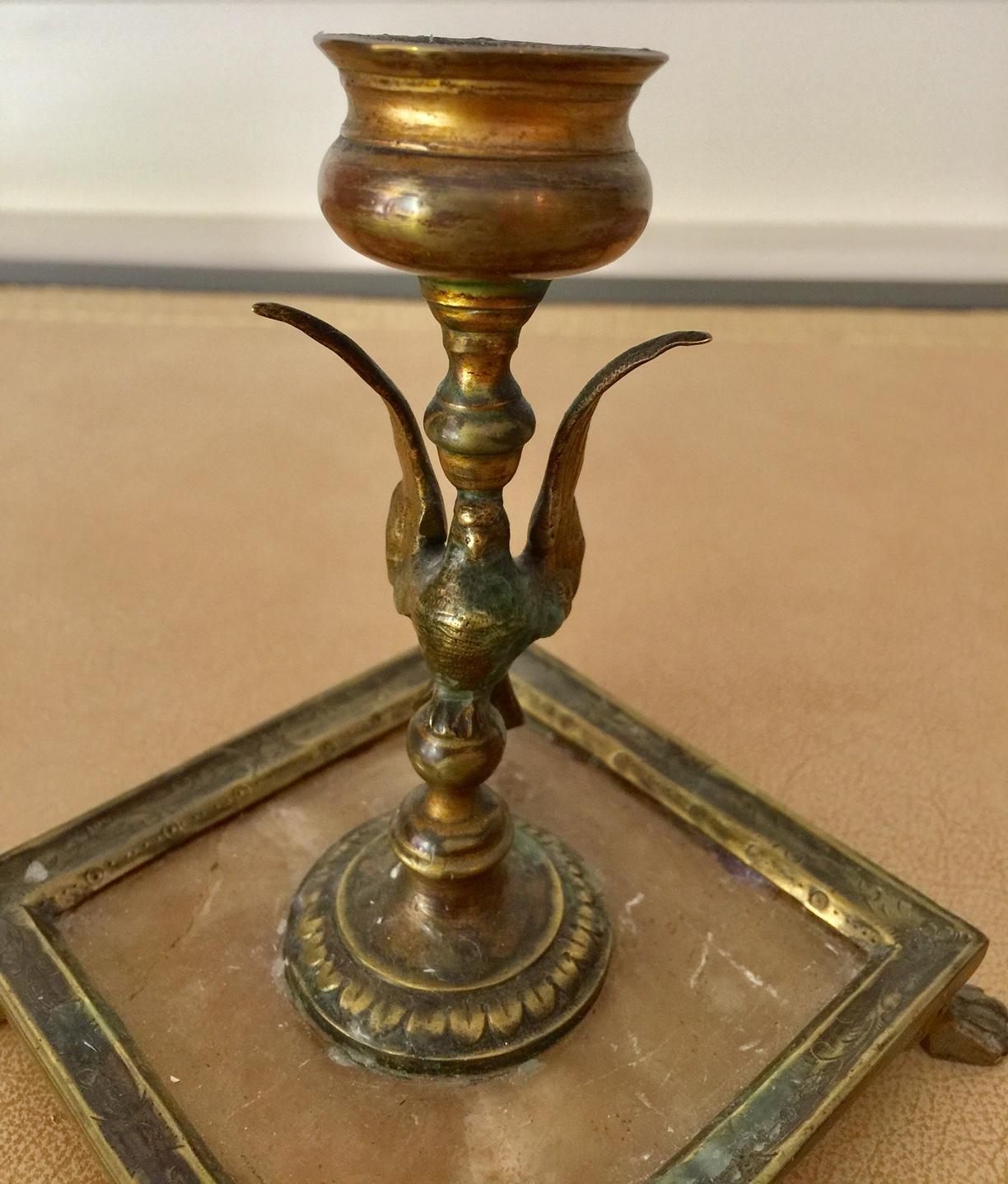 Paire de bougeoirs en bronze d'époque Empire français, néoclassique en vente 2