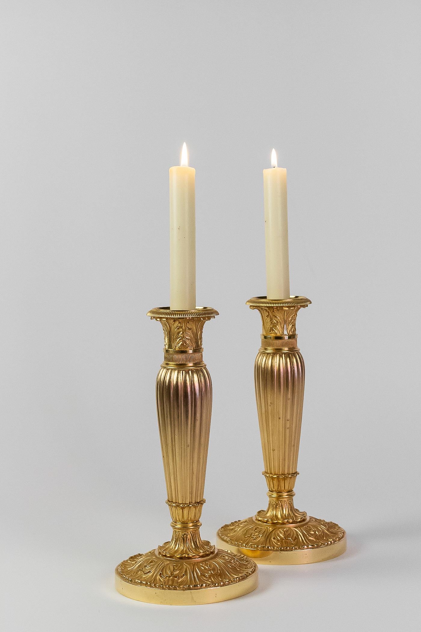 French Empire Period, Pair of Chiseled Gilt-Bronze Candlesticks, circa 1805-1810 In Good Condition In Saint Ouen, FR