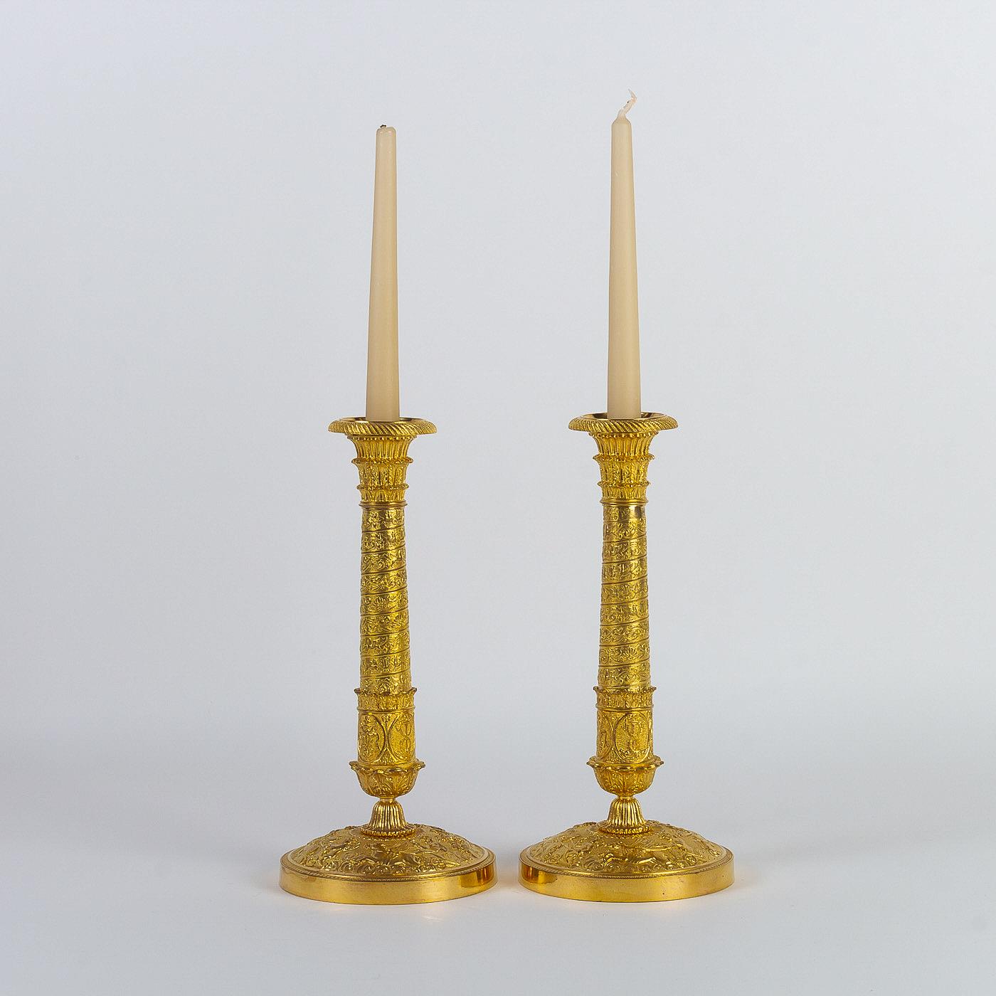 French Empire period pair of gilt-bronze with twisted-barrels candlesticks, circa 1810.

A decorative and rare pair of candlesticks with twisted gilt-bronze barrels finely chiseled on the terrace of Amours winged to the chariots pulled by horses