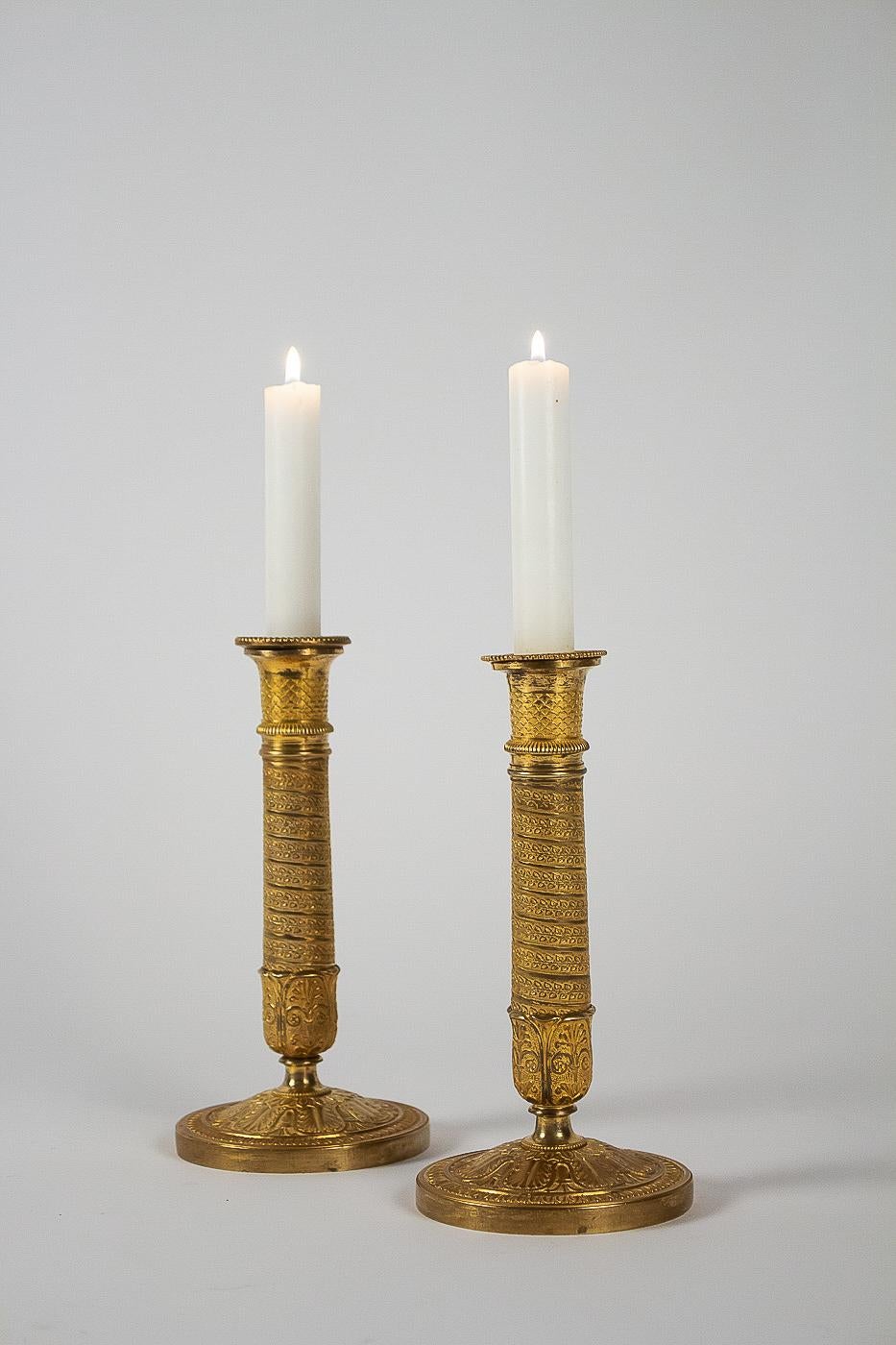 French Empire Period, Pair of Small Chiseled Gilt-Bronze Candlesticks Circa 1805 (Französisch)