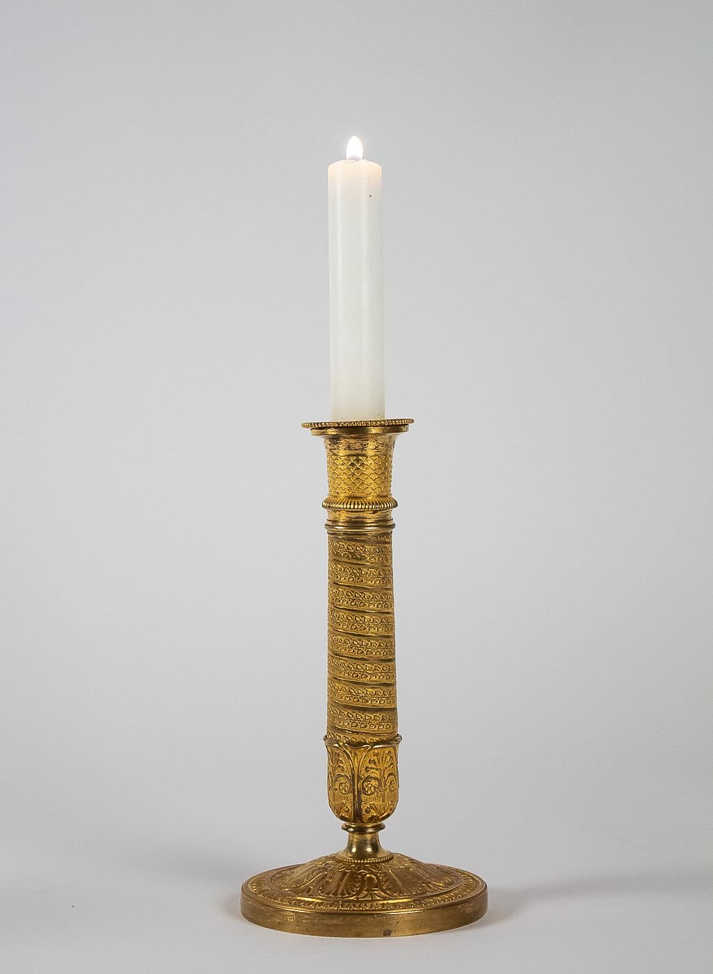 French Empire Period, Pair of Small Chiseled Gilt-Bronze Candlesticks Circa 1805 (Vergoldet)