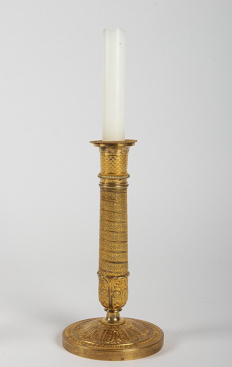 French Empire Period, Pair of Small Chiseled Gilt-Bronze Candlesticks Circa 1805 (19. Jahrhundert)