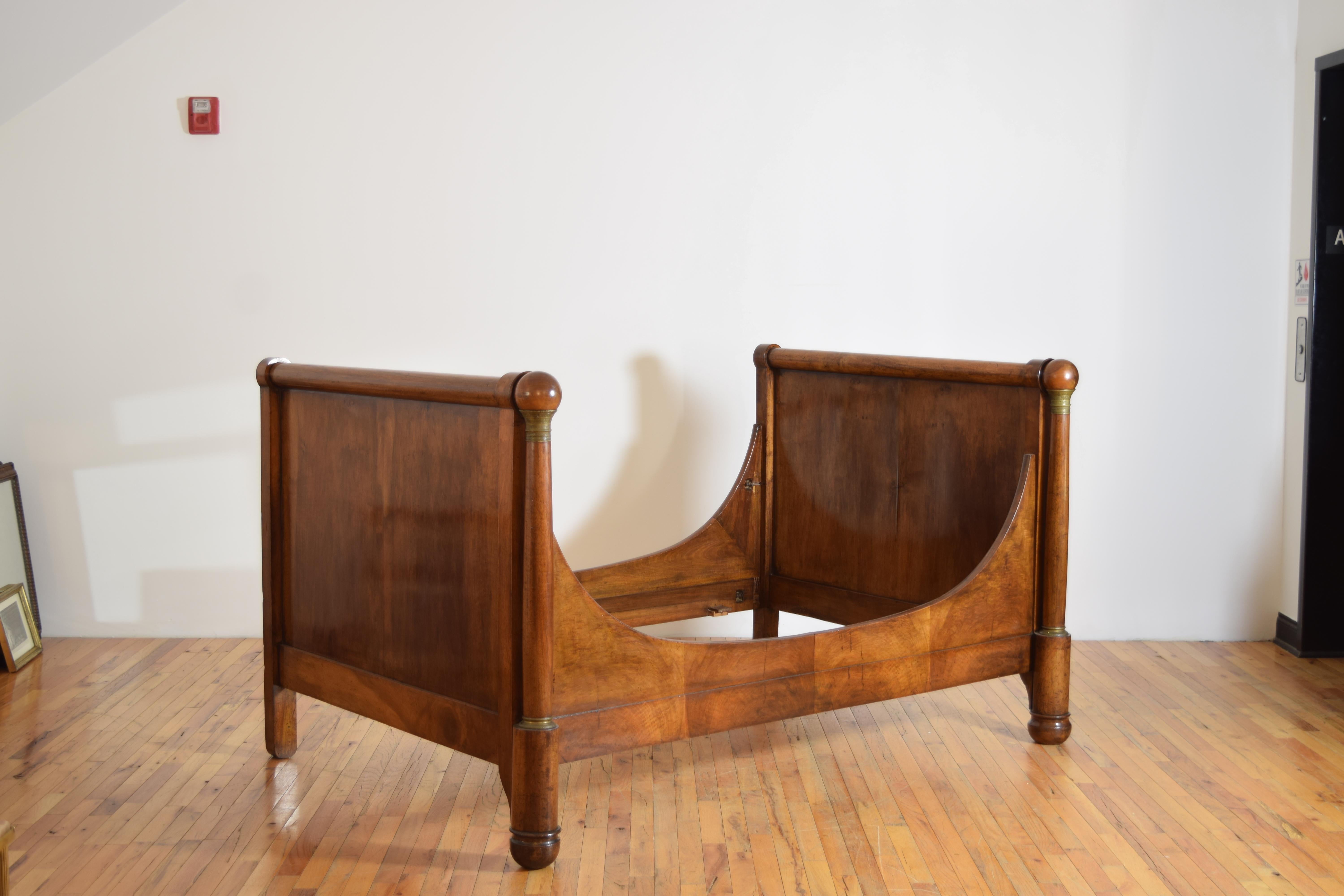 French Empire Period Walnut and Brass Mounted Lit en Gondole, ca. 1810 In Good Condition For Sale In Atlanta, GA