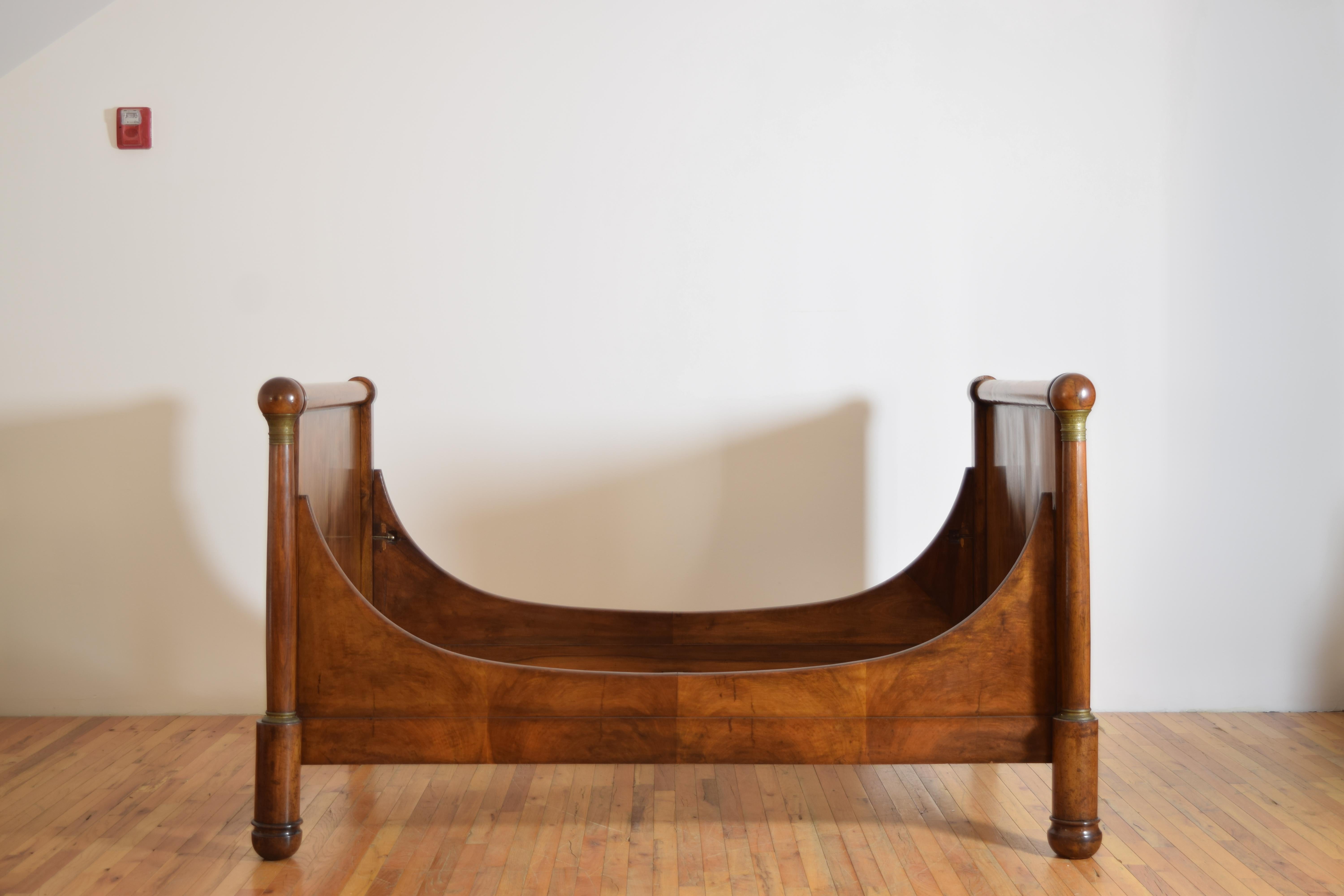 French Empire Period Walnut and Brass Mounted Lit en Gondole, ca. 1810 For Sale 1