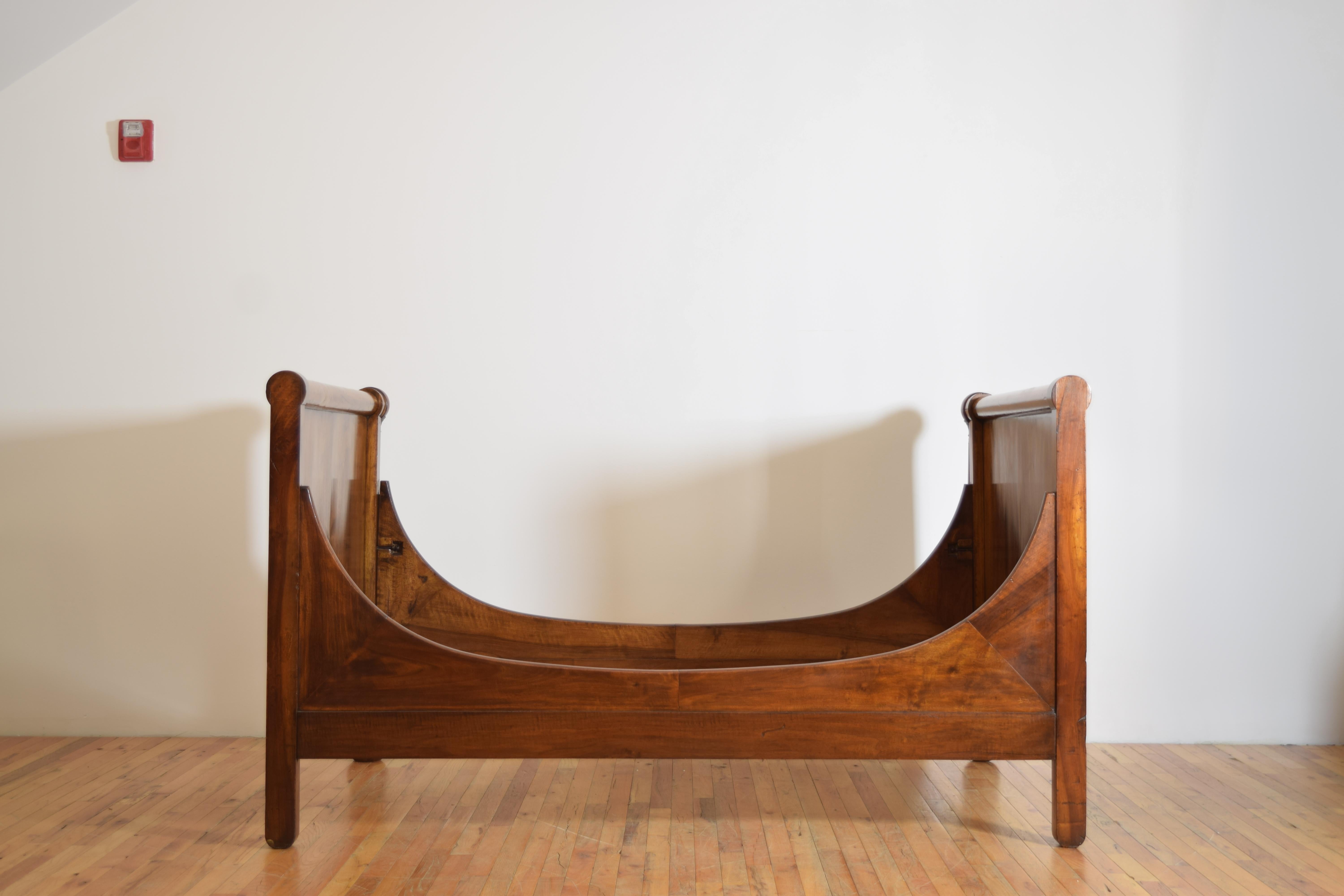 French Empire Period Walnut and Brass Mounted Lit en Gondole, ca. 1810 For Sale 2
