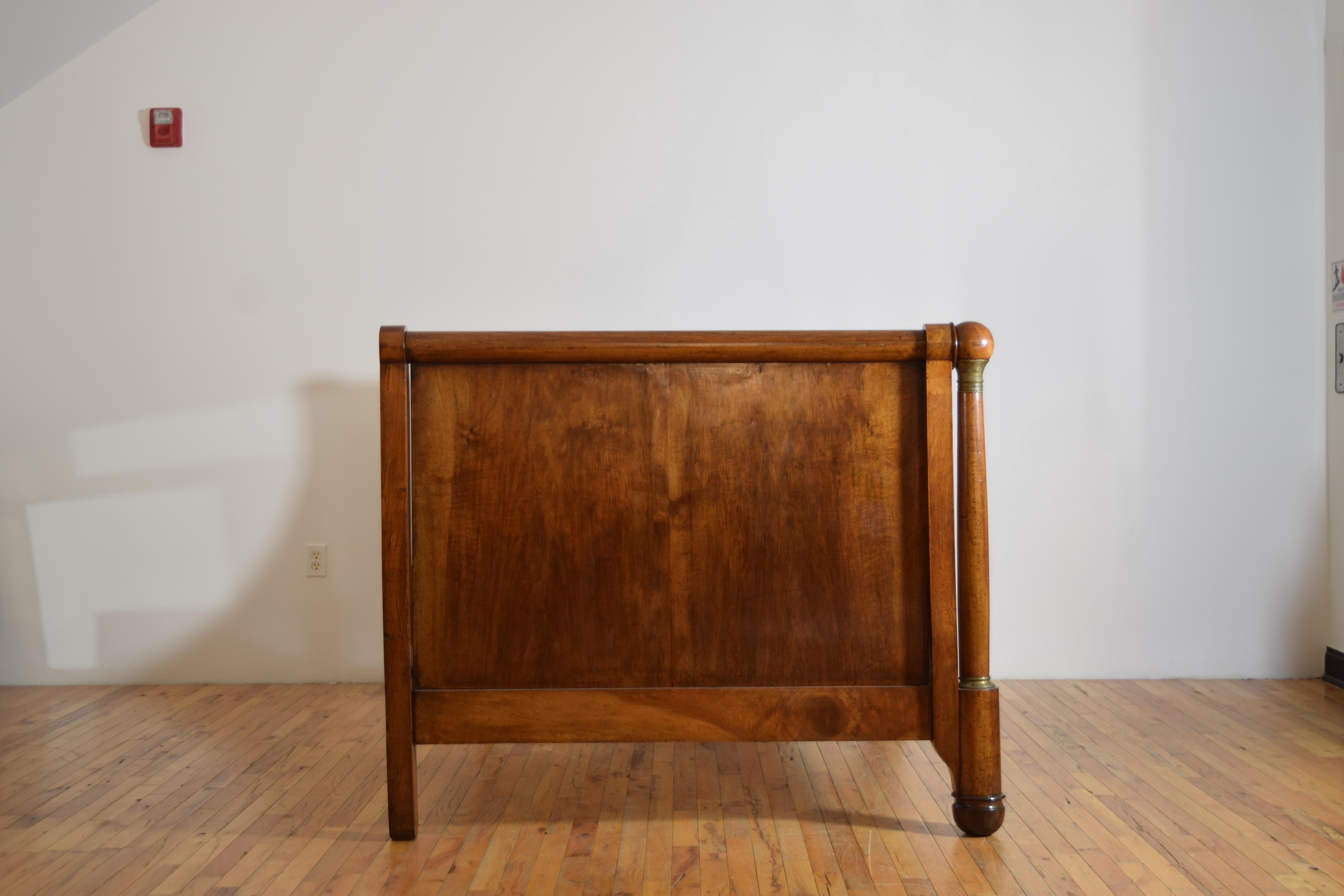 French Empire Period Walnut and Brass Mounted Lit en Gondole, ca. 1810 For Sale 3