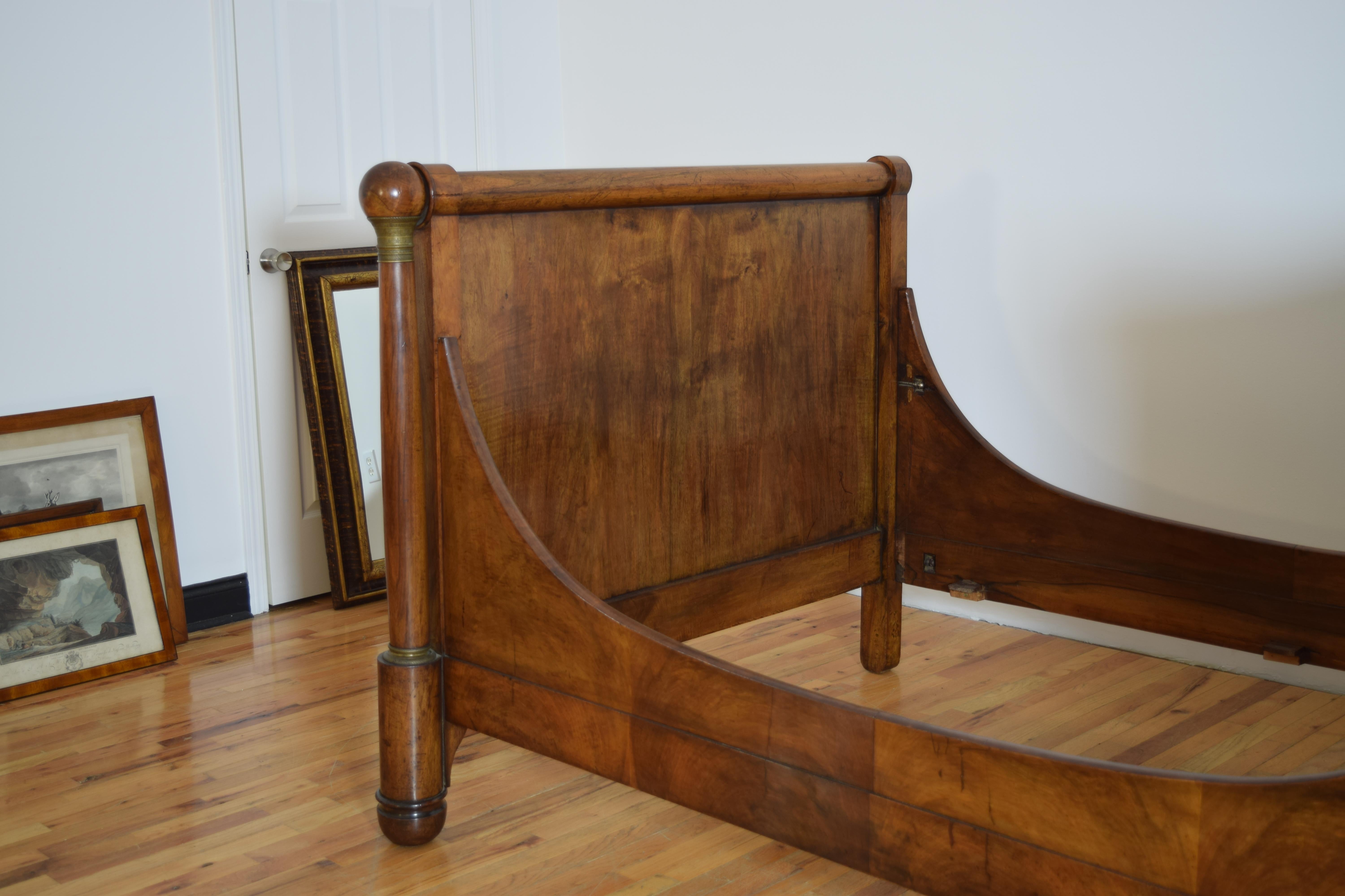 French Empire Period Walnut and Brass Mounted Lit en Gondole, ca. 1810 For Sale 4