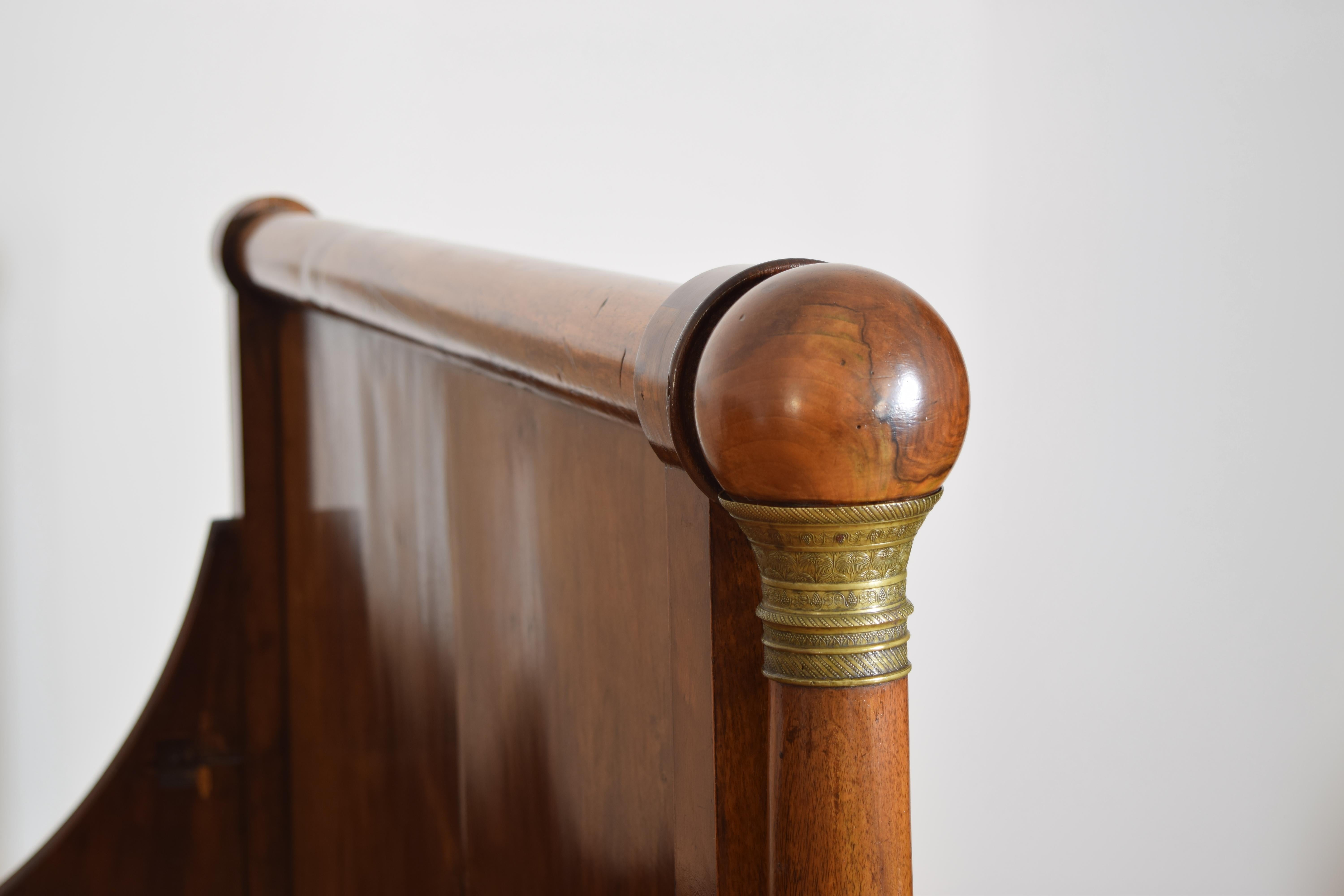 French Empire Period Walnut and Brass Mounted Lit en Gondole, ca. 1810 For Sale 5