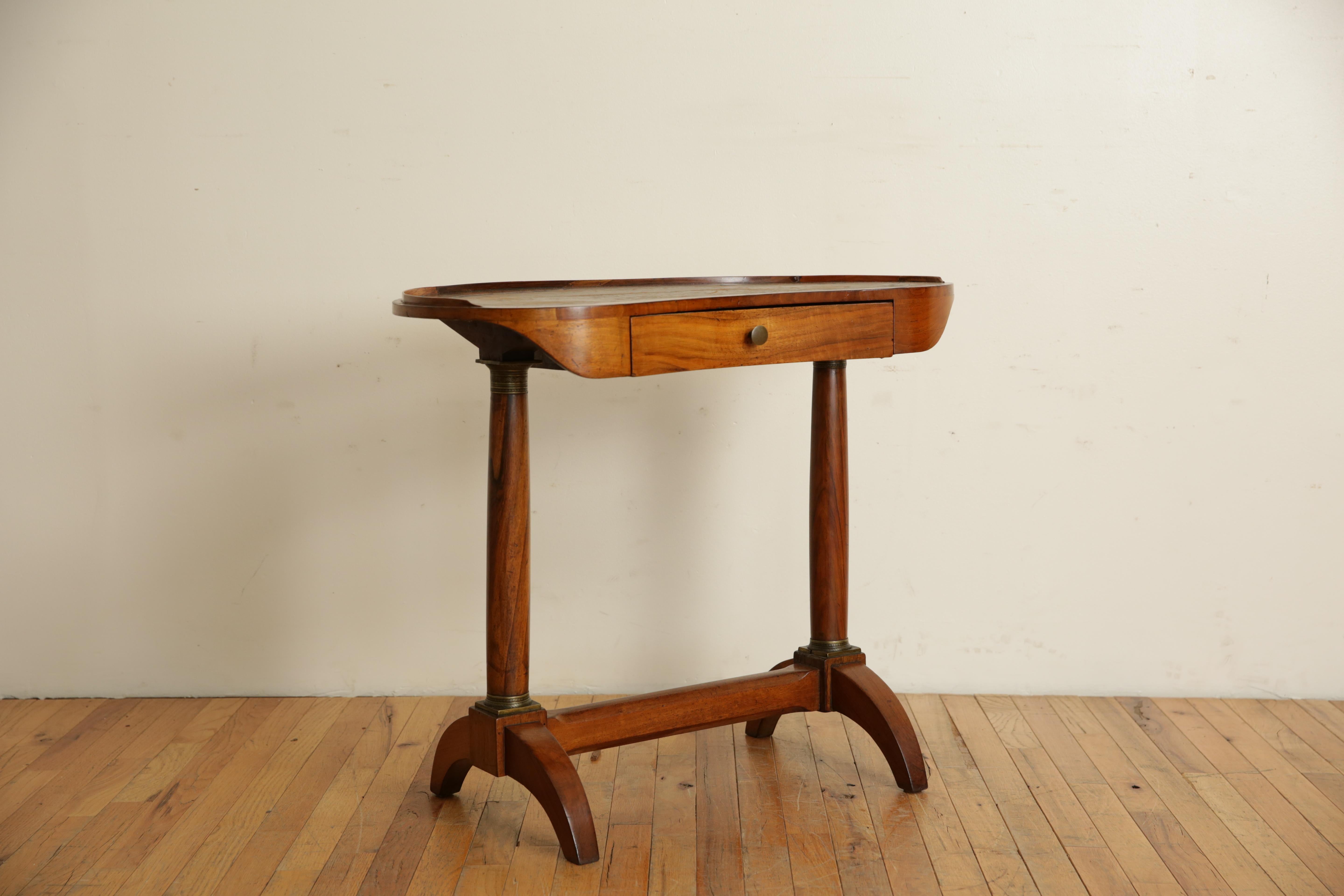 Table d'appoint à un tiroir en noyer et laiton, d'époque Empire français, vers 1810 Bon état - En vente à Atlanta, GA