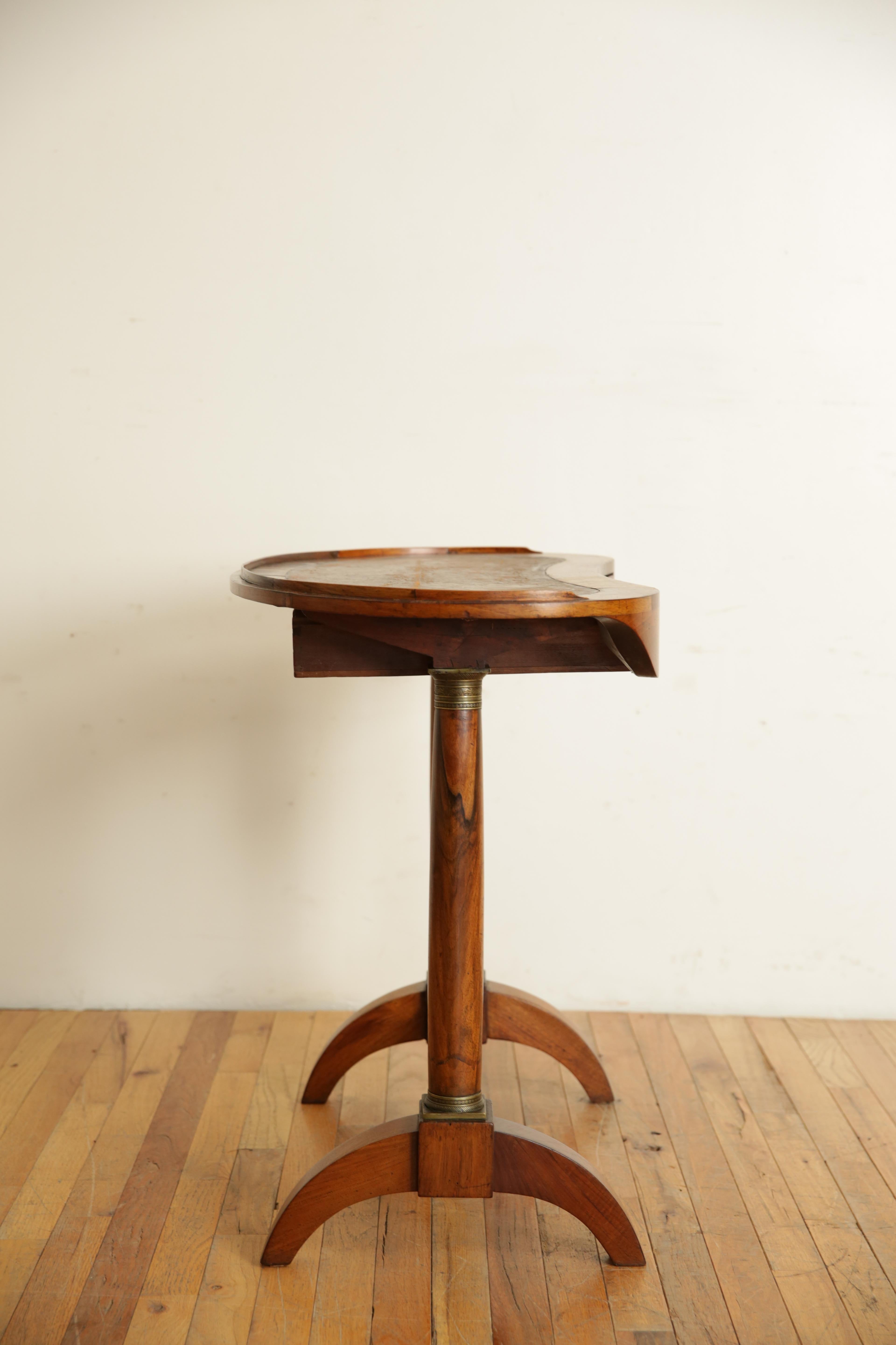 Début du XIXe siècle Table d'appoint à un tiroir en noyer et laiton, d'époque Empire français, vers 1810 en vente