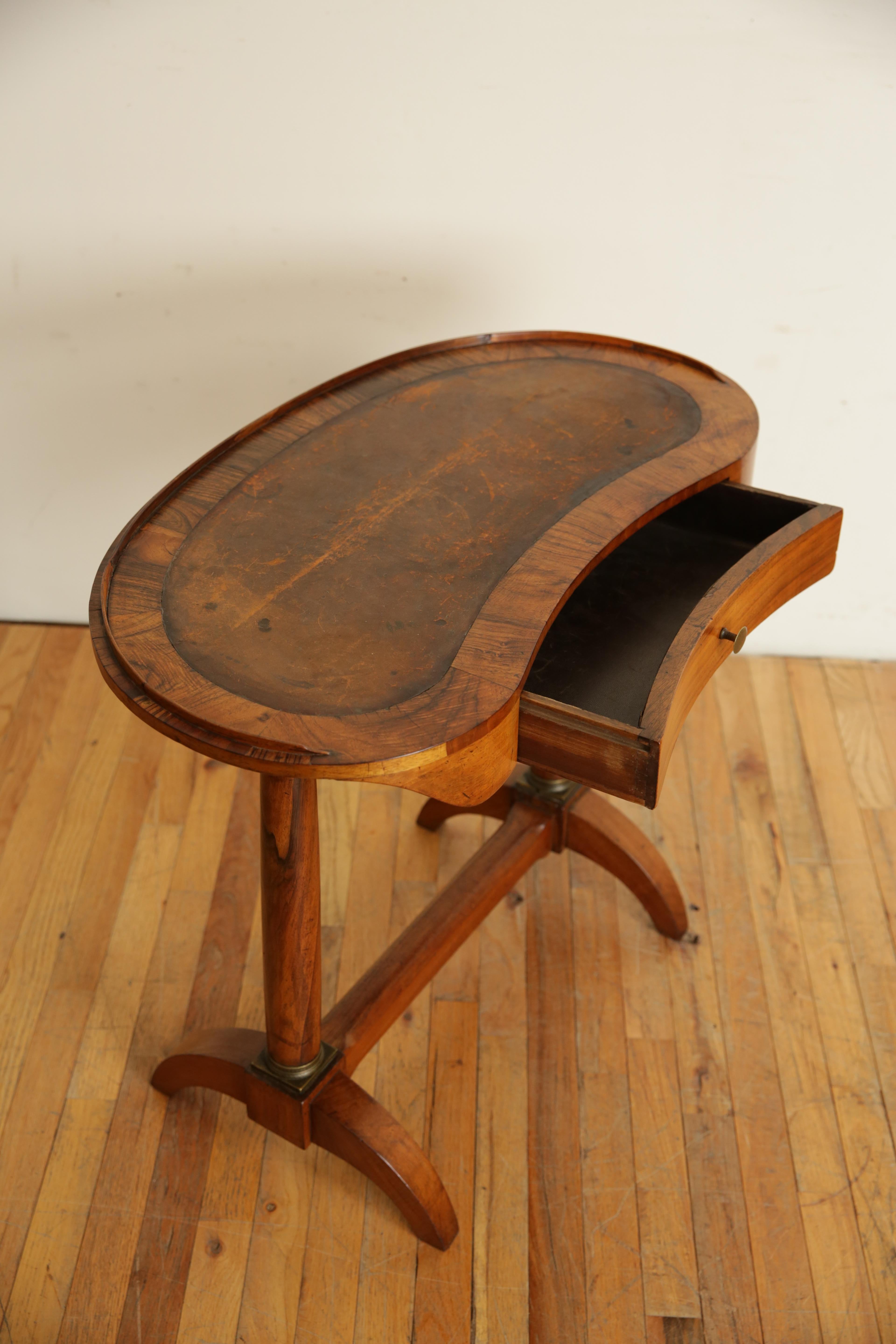 Noyer Table d'appoint à un tiroir en noyer et laiton, d'époque Empire français, vers 1810 en vente