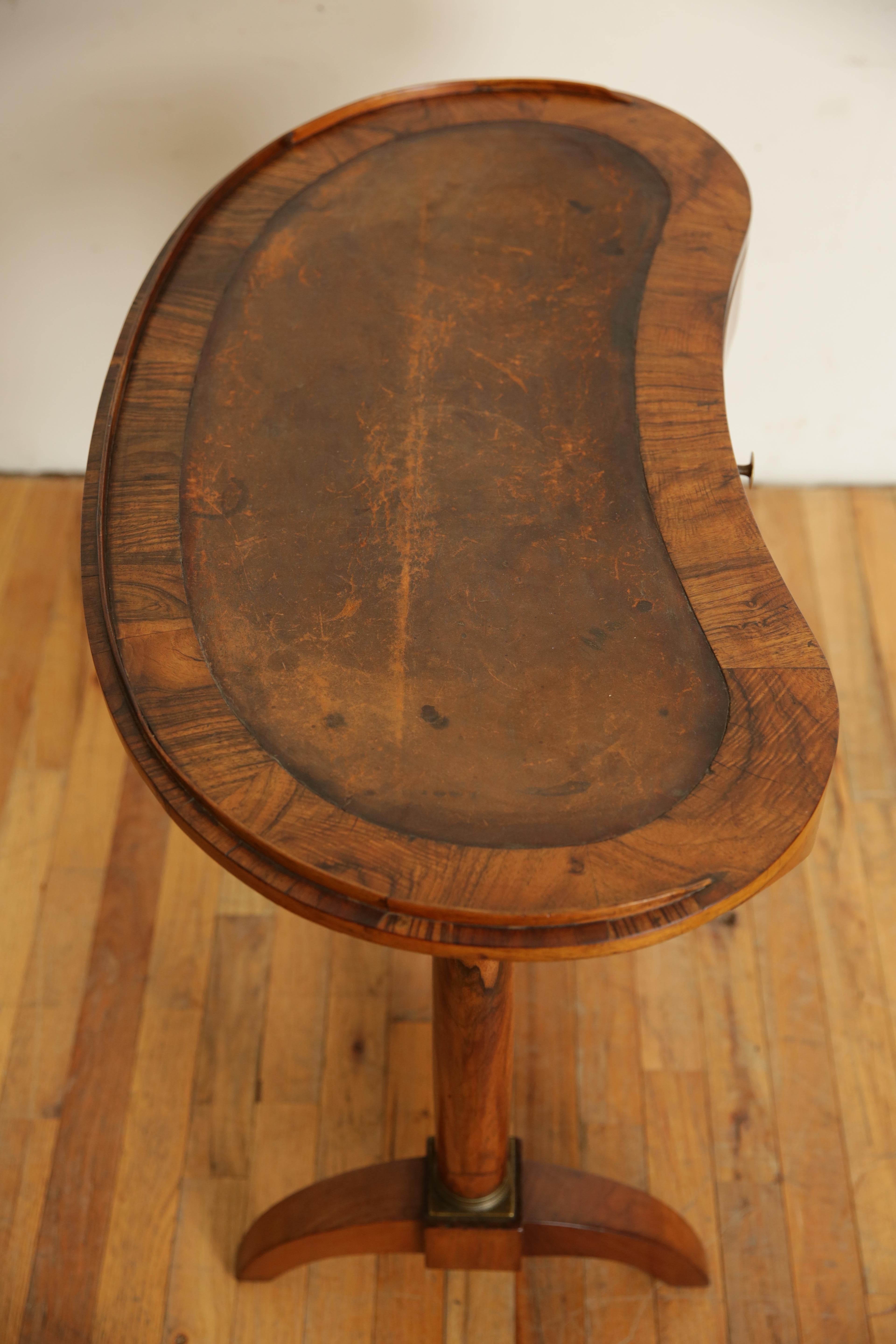 Table d'appoint à un tiroir en noyer et laiton, d'époque Empire français, vers 1810 en vente 1