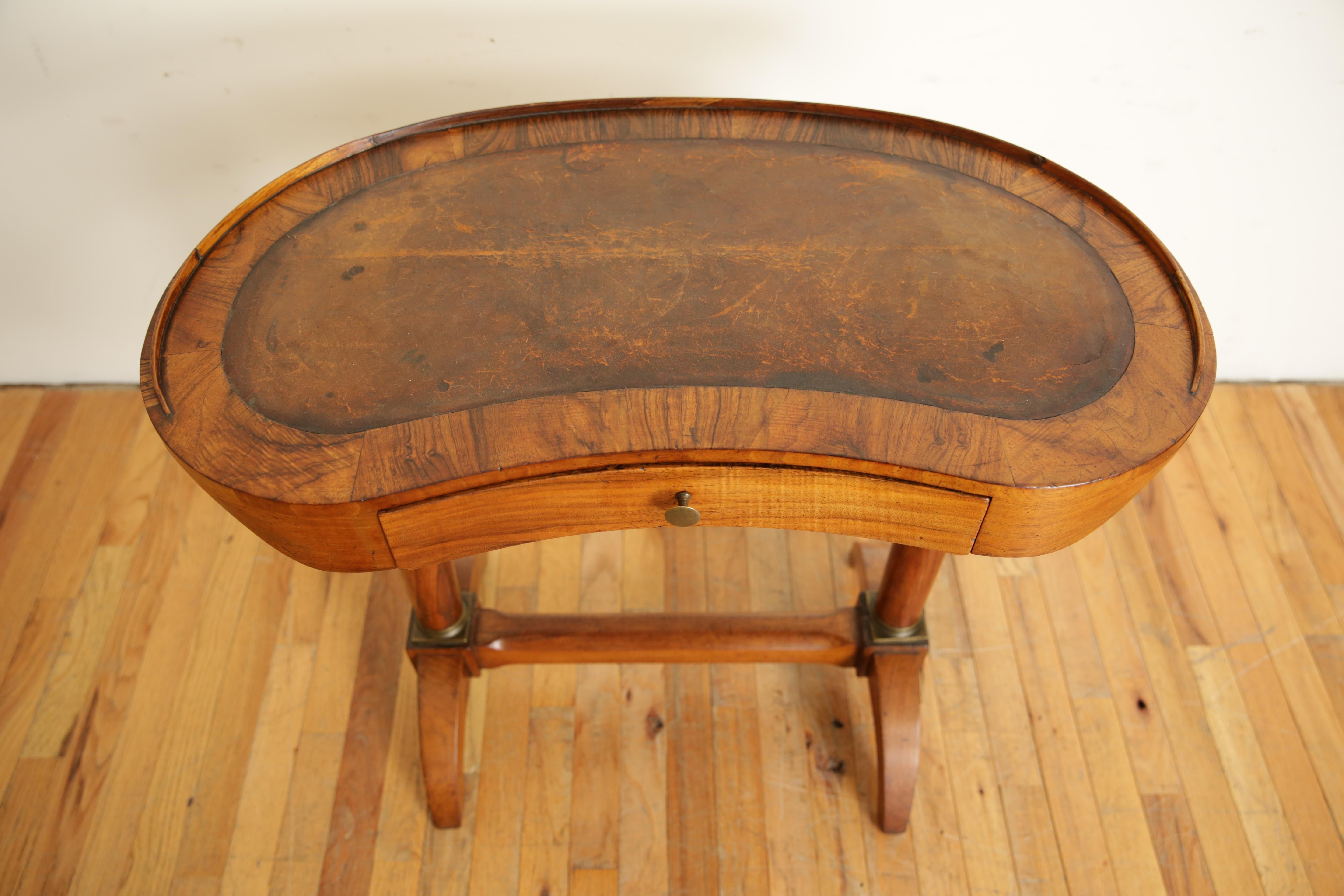 Table d'appoint à un tiroir en noyer et laiton, d'époque Empire français, vers 1810 en vente 3