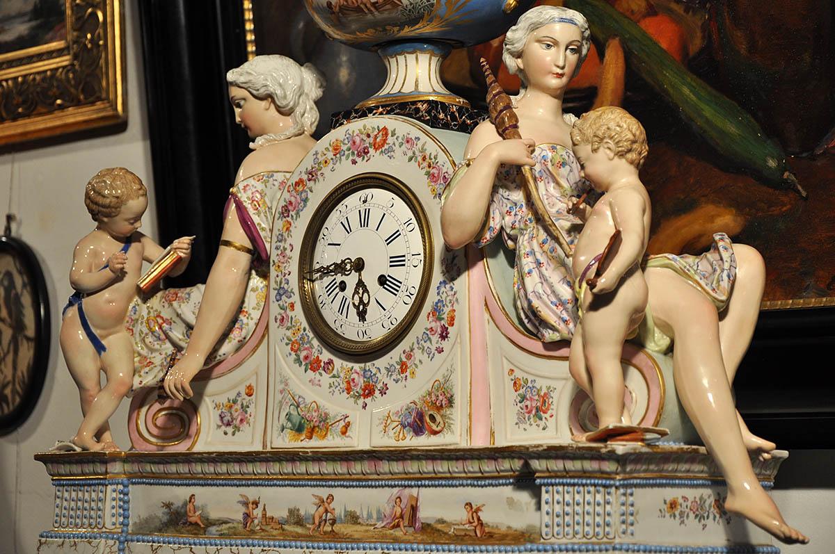 A massive porcelain console clock in Empire style. Figural! from the 19th century, with very rich symbolism. hand painted!
Very decorative - representative, characterized by large, figures of women and putts. Such a huge porcelain clock is a real
