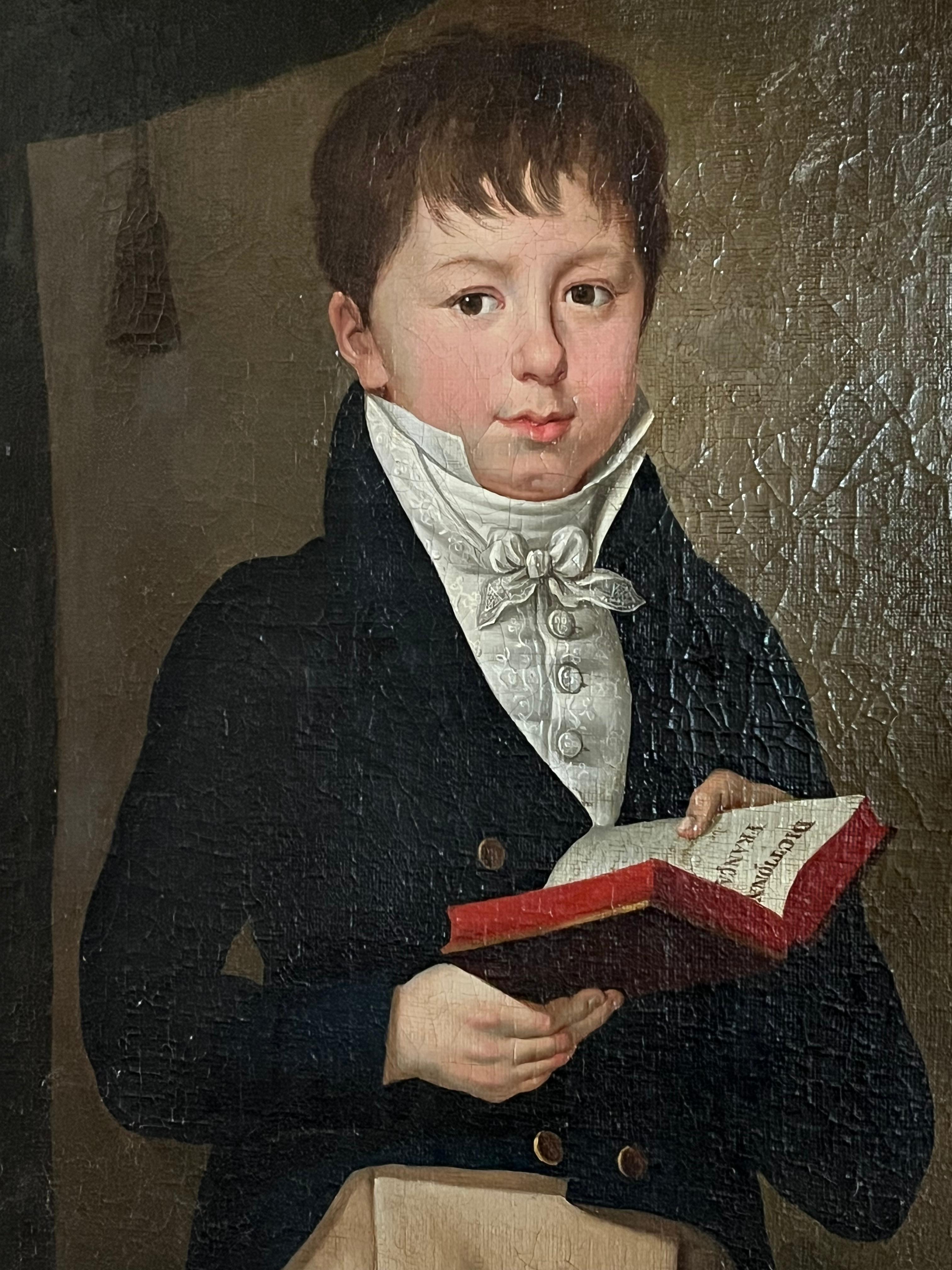 Charmantes, lebensgroßes Porträt eines Jungen in einem formellen, hochgeschlossenen Mantel, der ein französisches Wörterbuch hält, Öl auf Leinwand, um 1810, in einem altersgerechten Goldholzrahmen. Das Porträt stammt aus dem Nachlass von Pierre