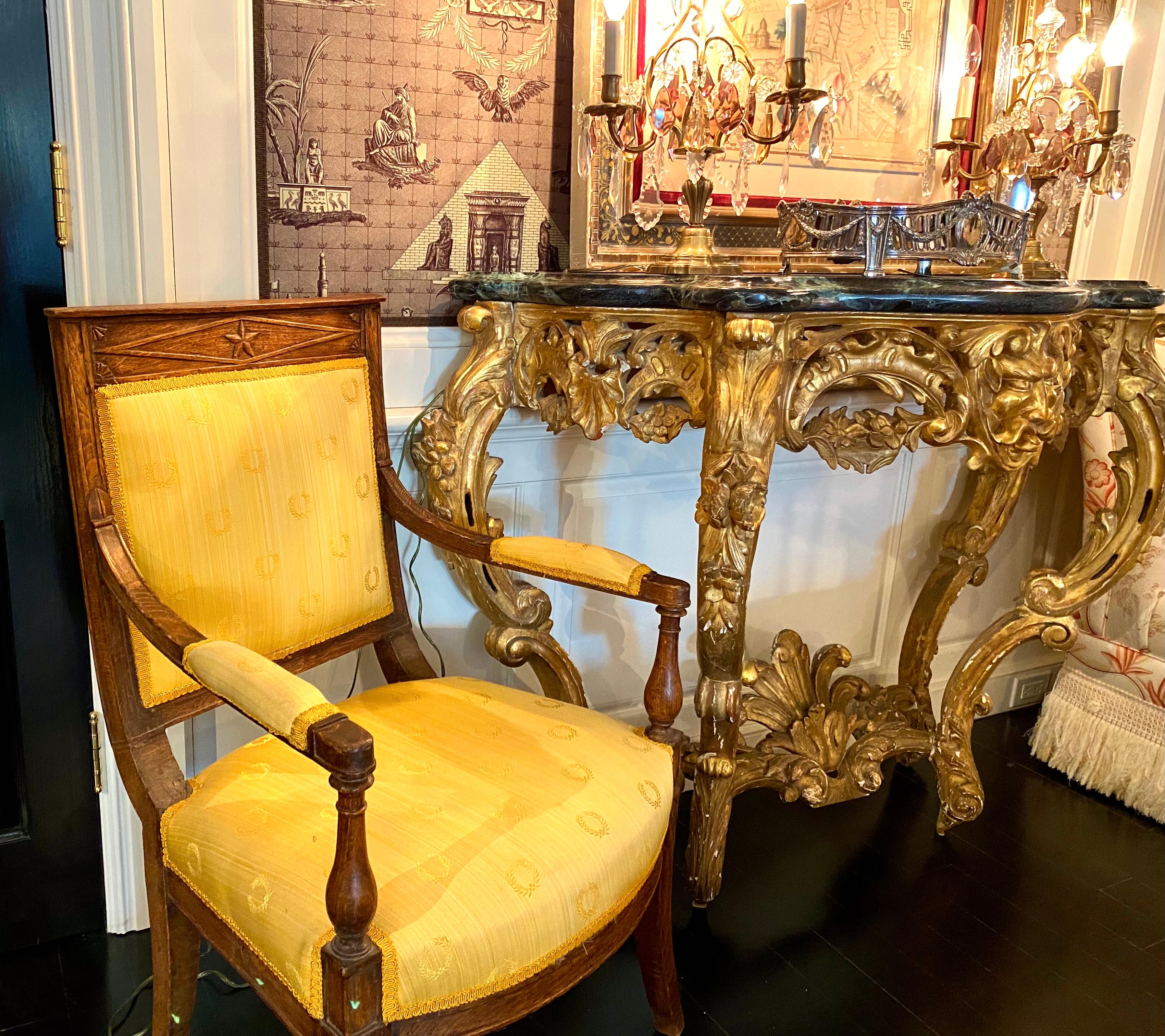 Un beau et rare fauteuil provençal Napoléon Ier, Premier Empire, du début du XIXe siècle, une pièce d'époque, nouvellement tapissée dans le tissu traditionnel à motif de couronne de feuilles de laurier et la couleur de l'époque. La pureté de ses