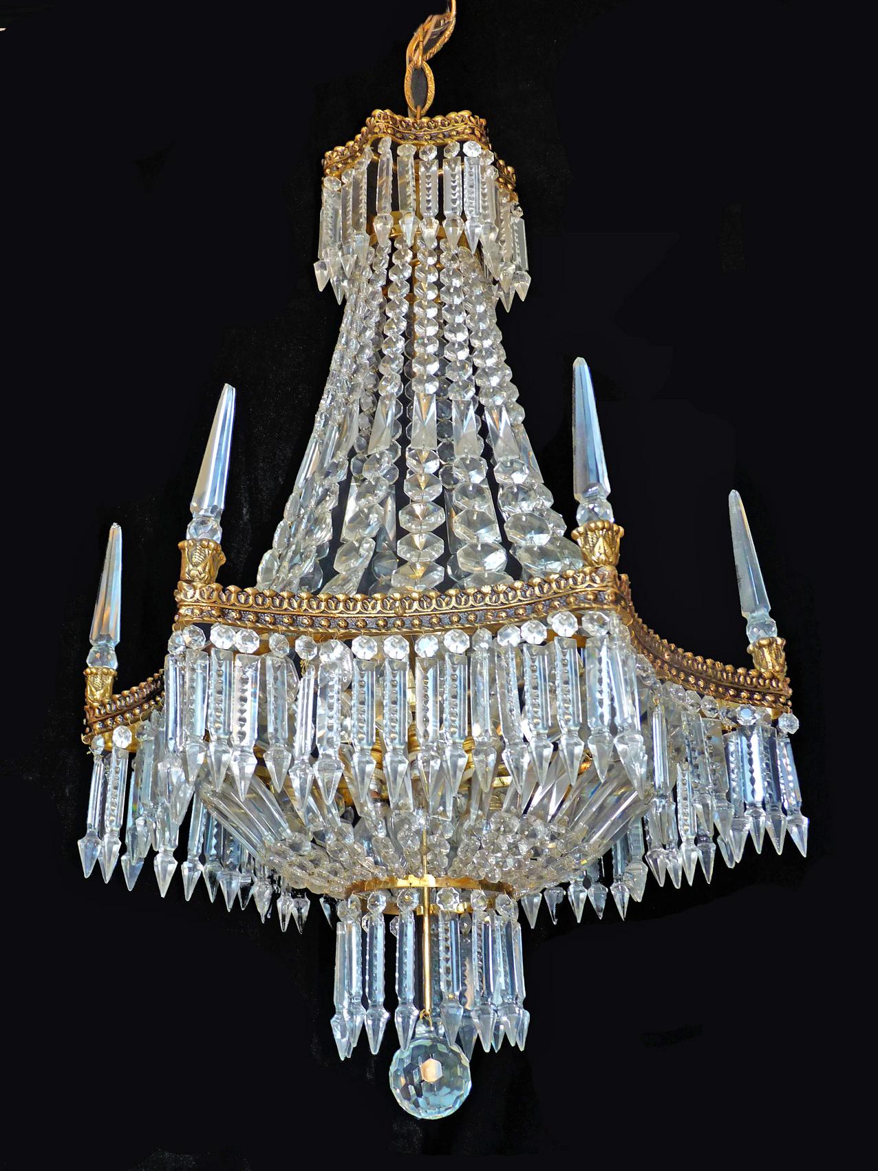 Six-light French Empire pure crystal basket chandelier with a clean hexagonal gilt bronze frame and 6-faceted crystal obelisks
Measures:
Diameter 22 in/ 53 cm
Height 55.2 in 31.5 in + 23.6 in/chain (140 cm-80 cm and 60 cm/ chain)
Weight: 26 lb/ 12