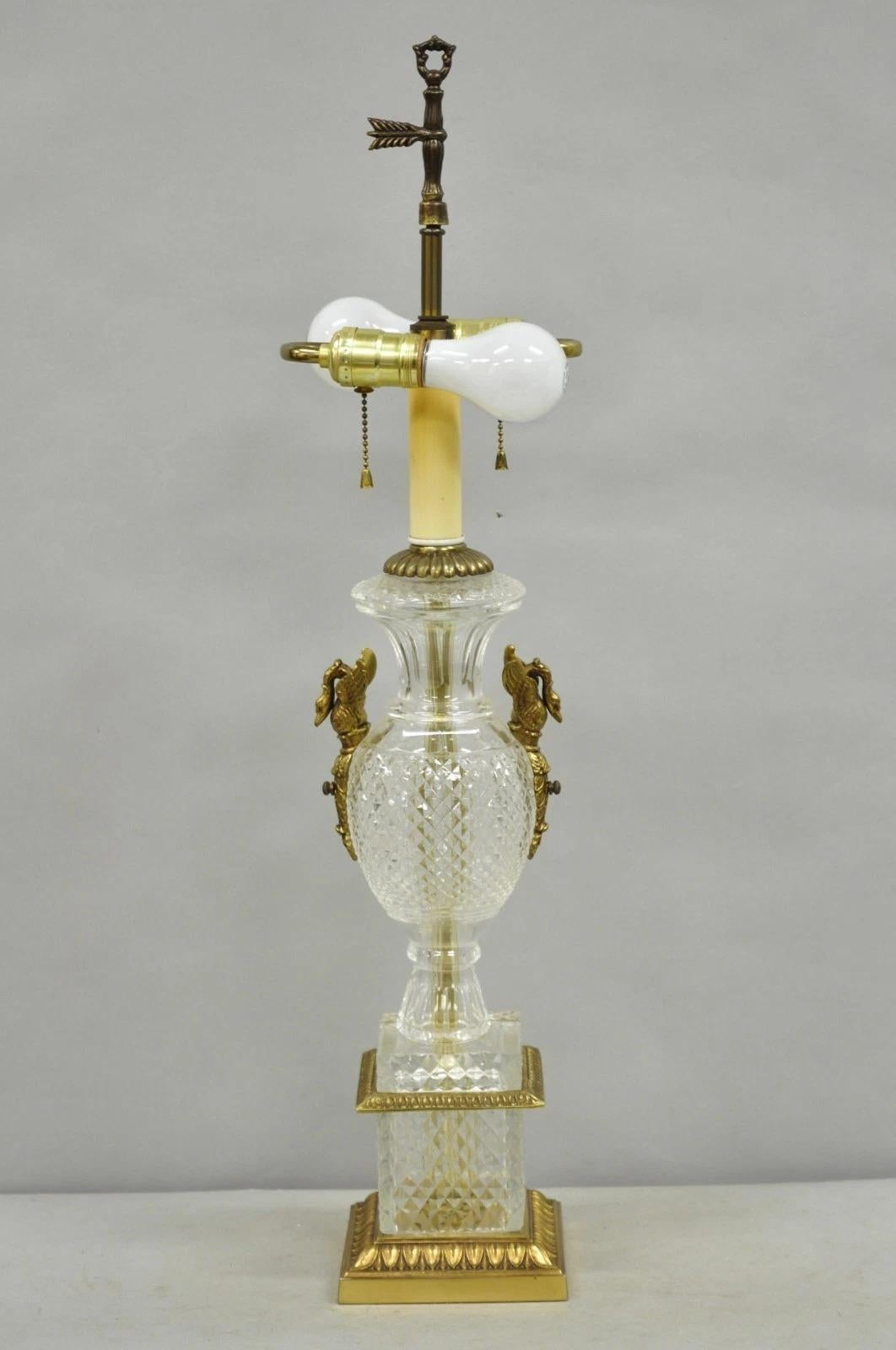 Französisch Empire Regency Baccarat Stil Glas Kristall Urne Tischlampe w / Messing Schwäne im Angebot 5