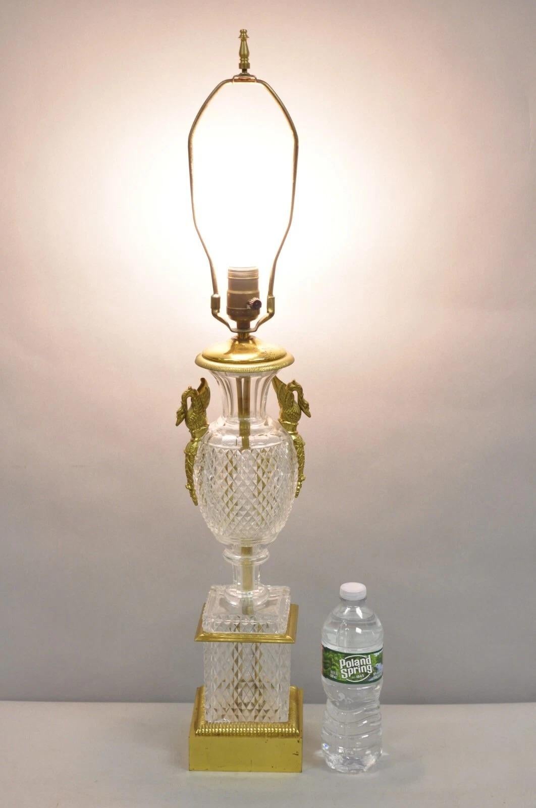 Lámpara de sobremesa vintage de cristal estilo Imperio francés Regencia Baccarat con cisnes de latón. Medidas: 30