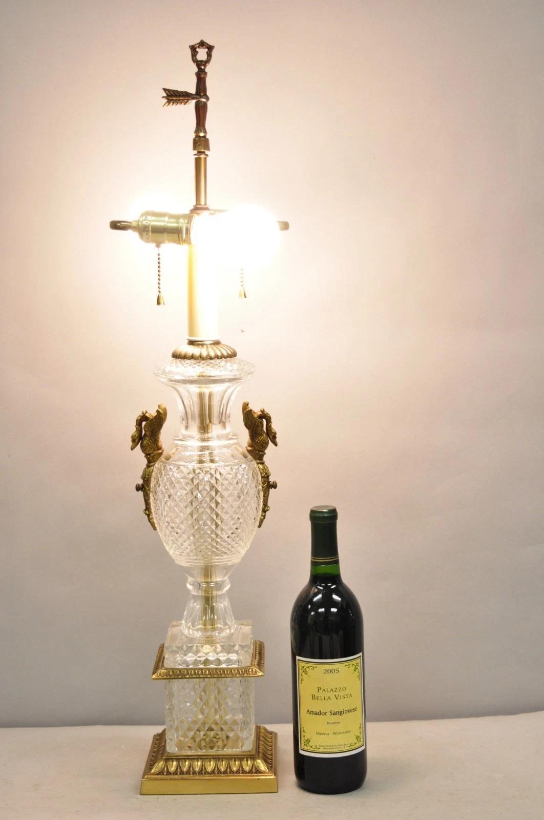 Vintage Französisch Empire Regency Baccarat Stil Glas Kristall Urne Tischlampe w / Messing Schwäne. Abmessungen: 30,5