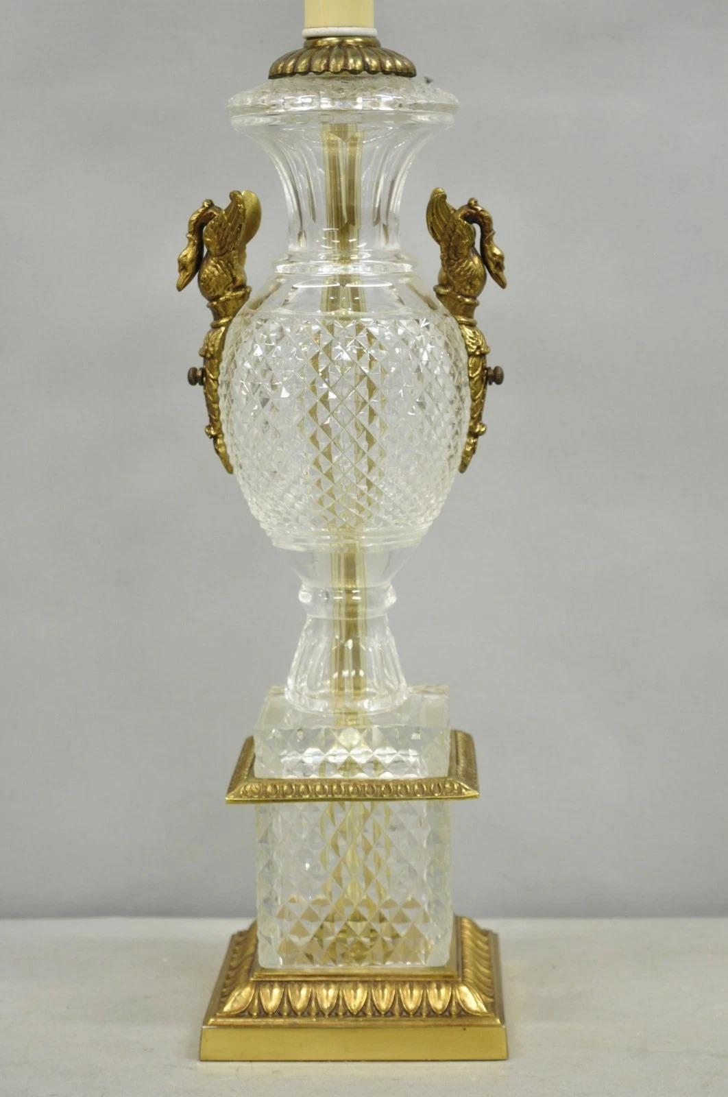 Französisch Empire Regency Baccarat Stil Glas Kristall Urne Tischlampe w / Messing Schwäne (Unbekannt) im Angebot