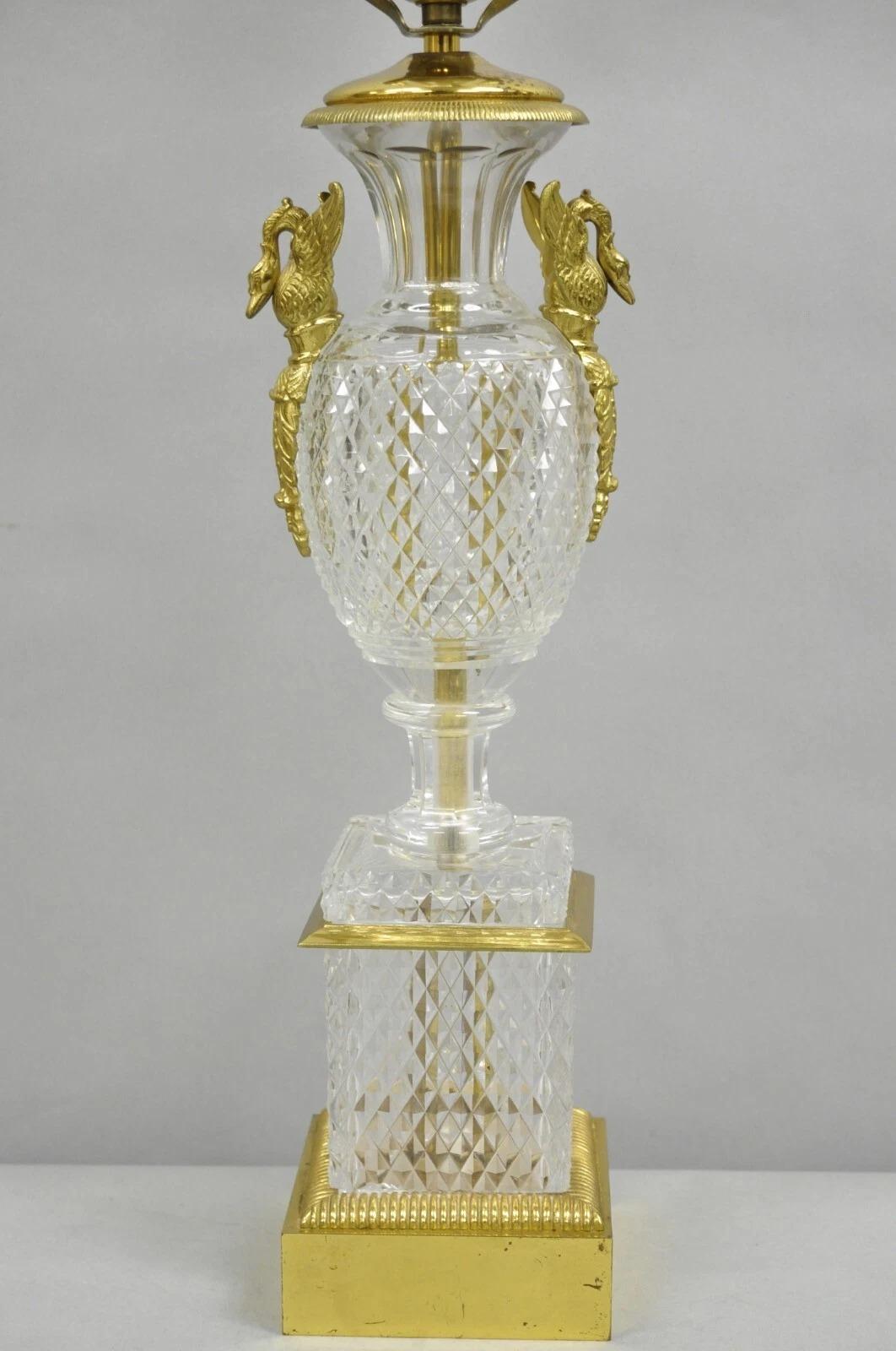 Lámpara de Sobremesa Urna de Cristal Estilo Baccarat Imperio Francés Regencia con Cisnes de Latón en Bueno estado para la venta en Philadelphia, PA