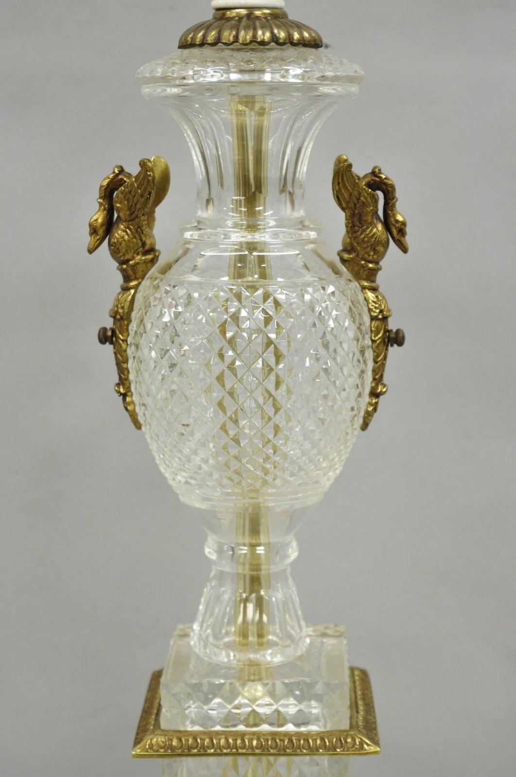 Französisch Empire Regency Baccarat Stil Glas Kristall Urne Tischlampe w / Messing Schwäne im Zustand „Gut“ im Angebot in Philadelphia, PA