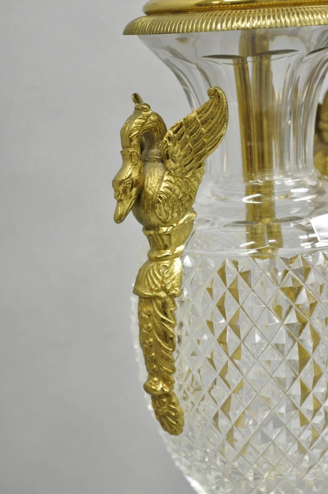 Lámpara de Sobremesa Urna de Cristal Estilo Baccarat Imperio Francés Regencia con Cisnes de Latón siglo XX en venta