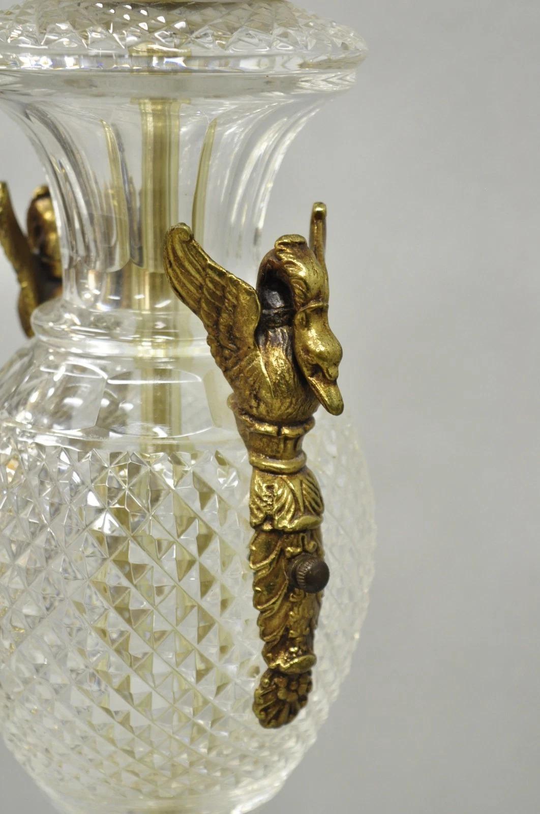 Französisch Empire Regency Baccarat Stil Glas Kristall Urne Tischlampe w / Messing Schwäne (20. Jahrhundert) im Angebot
