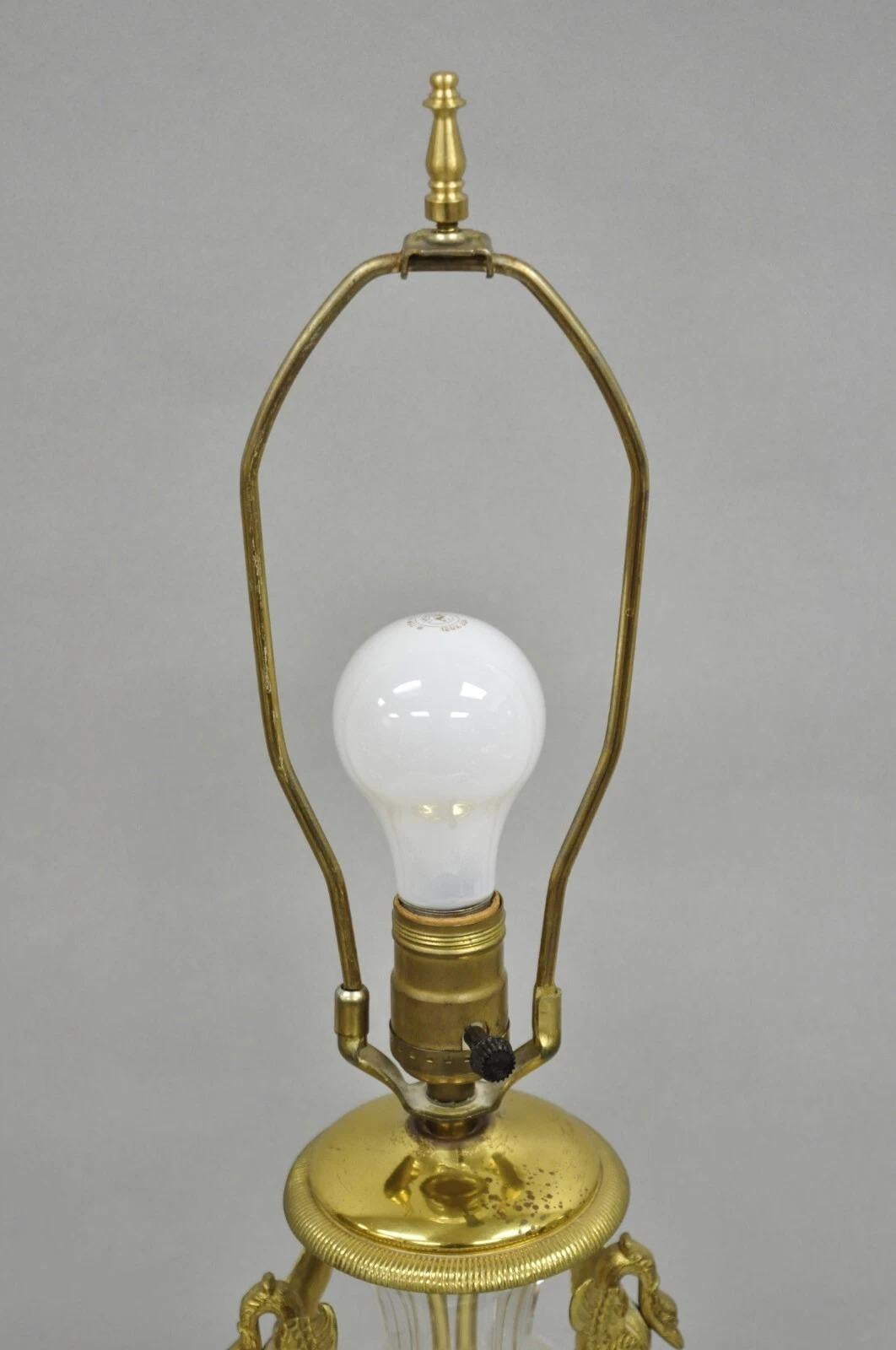 Lámpara de Sobremesa Urna de Cristal Estilo Baccarat Imperio Francés Regencia con Cisnes de Latón en venta 1