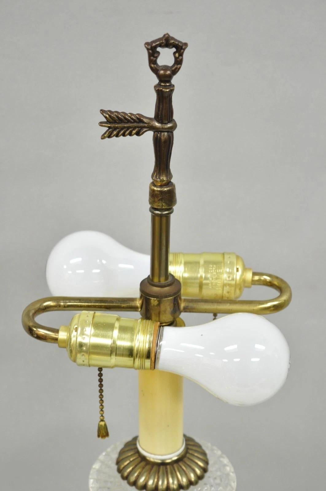 Französisch Empire Regency Baccarat Stil Glas Kristall Urne Tischlampe w / Messing Schwäne im Angebot 1