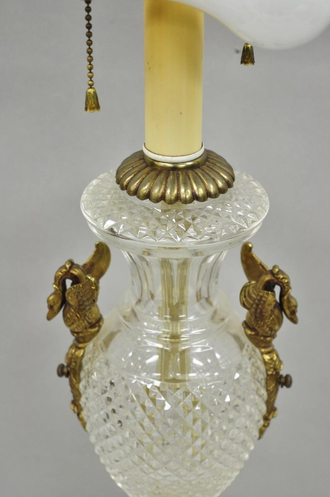 Französisch Empire Regency Baccarat Stil Glas Kristall Urne Tischlampe w / Messing Schwäne im Angebot 2