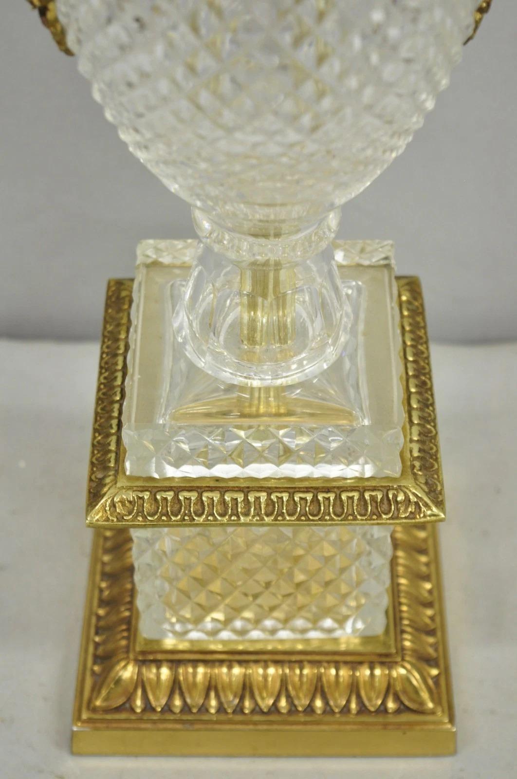 Französisch Empire Regency Baccarat Stil Glas Kristall Urne Tischlampe w / Messing Schwäne im Angebot 3