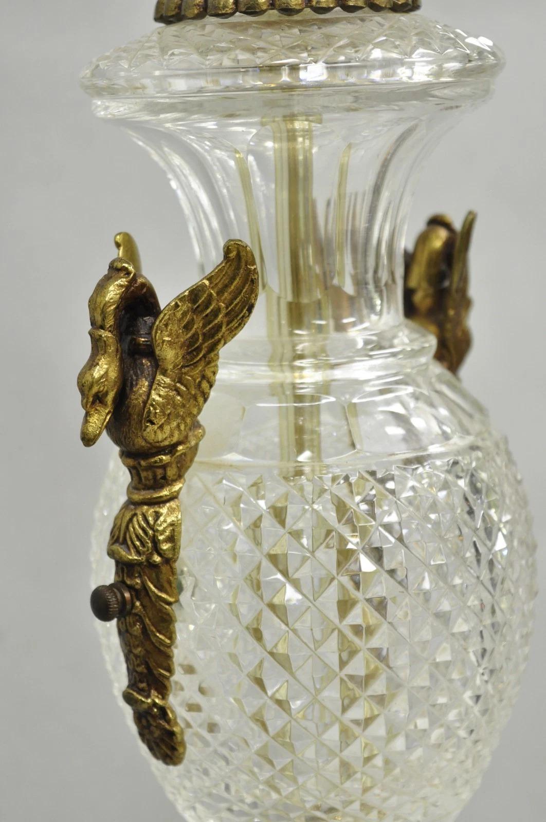 Französisch Empire Regency Baccarat Stil Glas Kristall Urne Tischlampe w / Messing Schwäne im Angebot 4