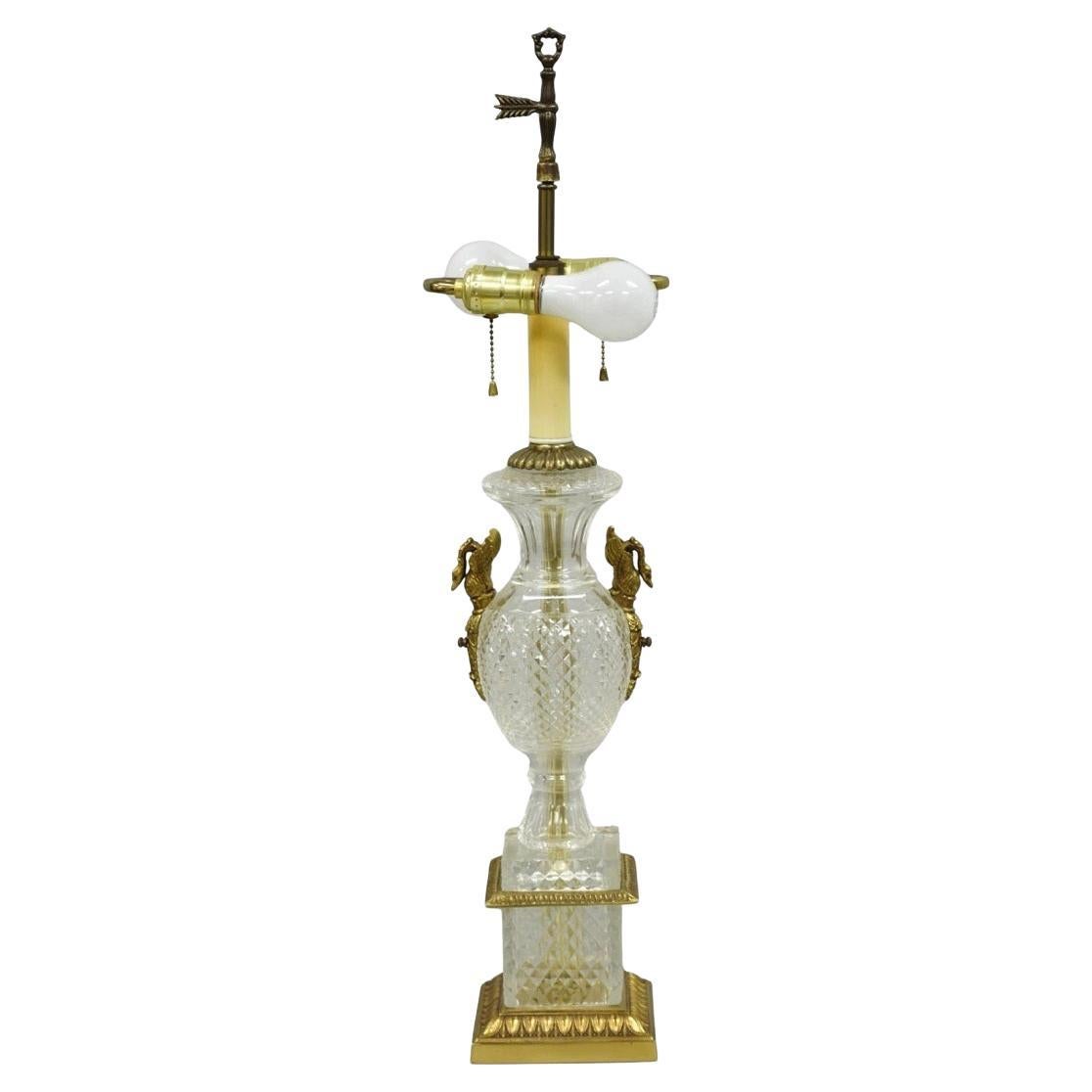 Französisch Empire Regency Baccarat Stil Glas Kristall Urne Tischlampe w / Messing Schwäne