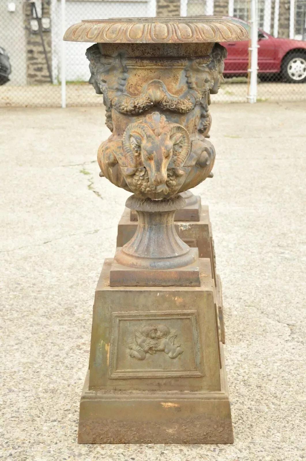 Fioriere da giardino in ghisa a forma di testa di ariete di grandi dimensioni - una coppia in vendita 3