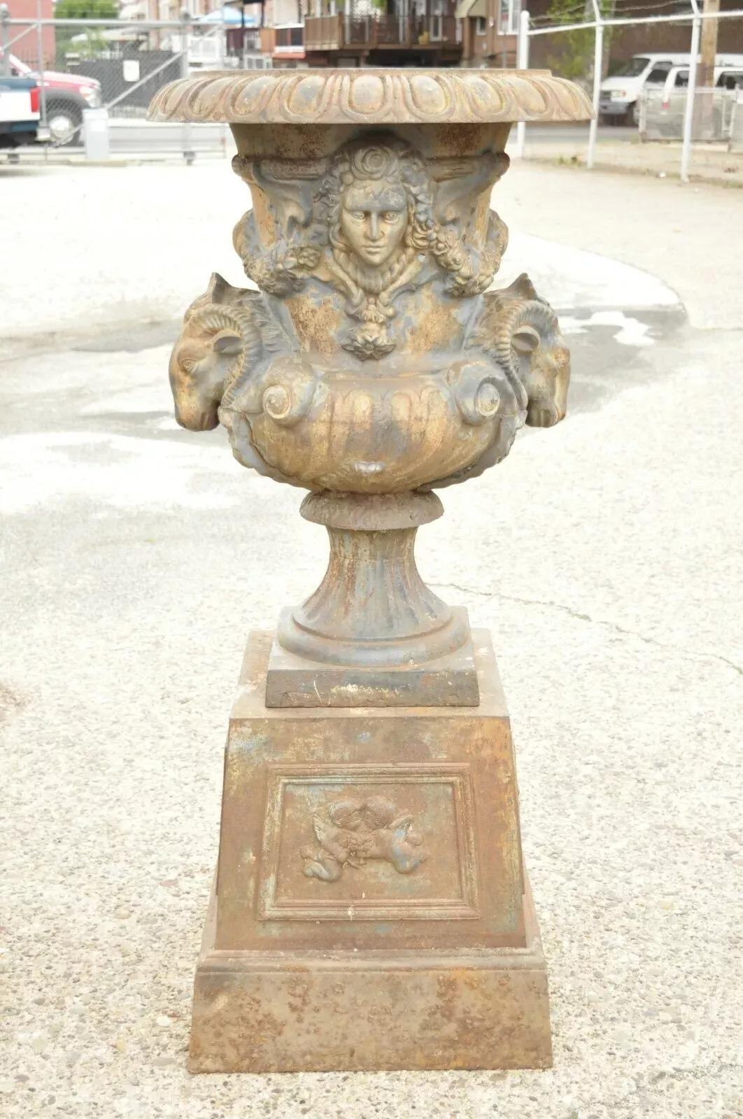 Regency Fioriere da giardino in ghisa a forma di testa di ariete di grandi dimensioni - una coppia in vendita