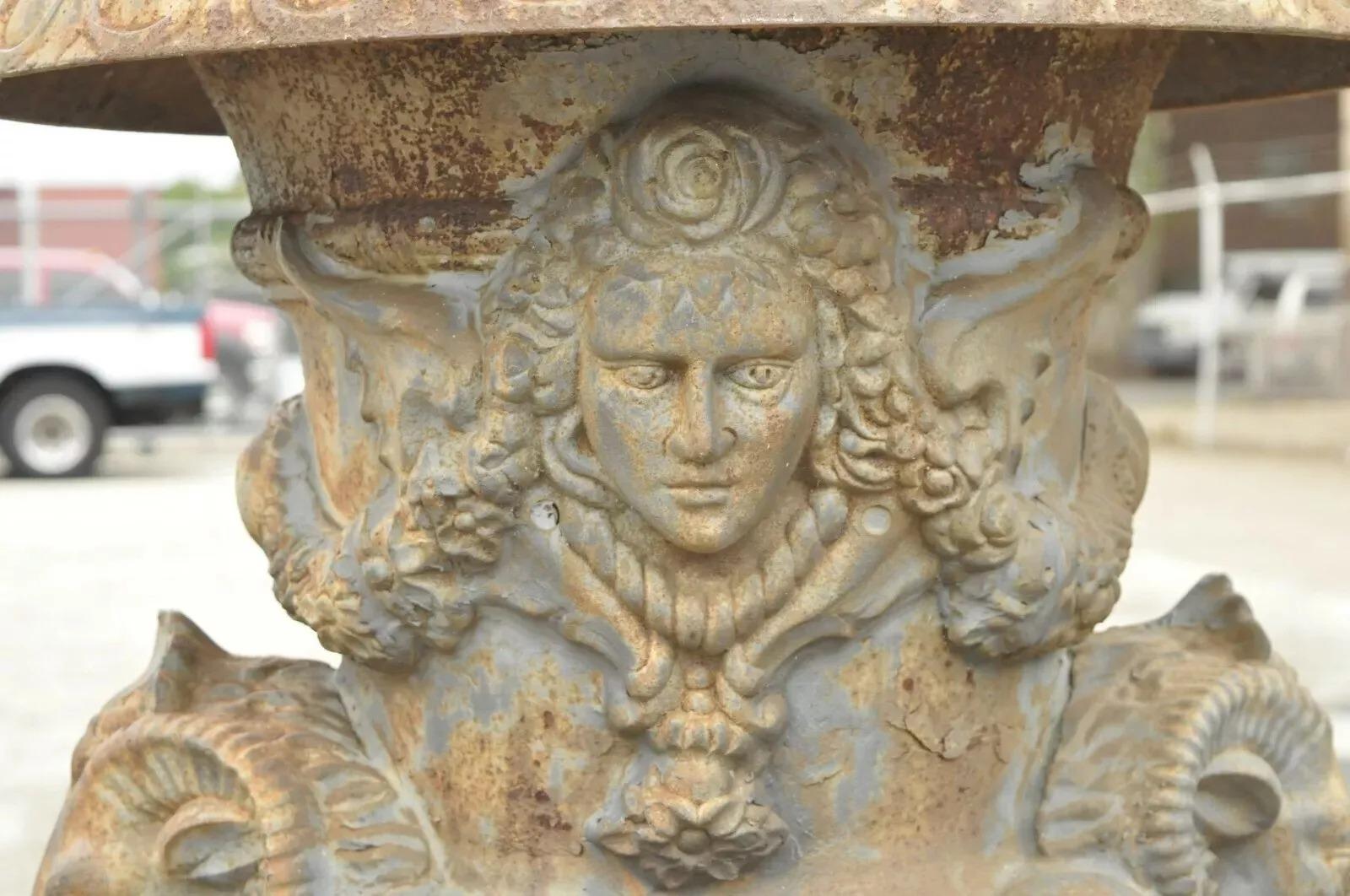Sconosciuto Fioriere da giardino in ghisa a forma di testa di ariete di grandi dimensioni - una coppia in vendita