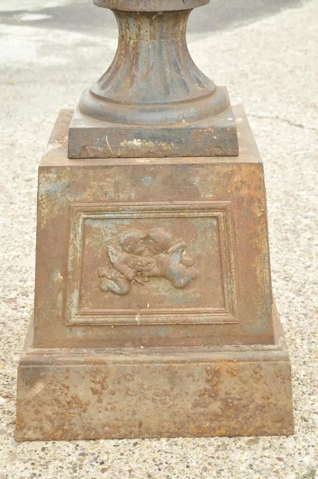 XX secolo Fioriere da giardino in ghisa a forma di testa di ariete di grandi dimensioni - una coppia in vendita